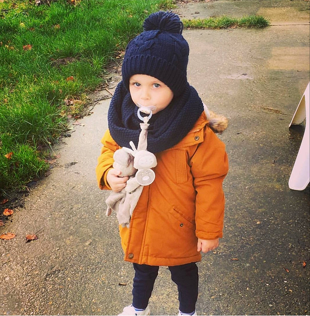 Nohlan participe au concours pour gagner de l'argent avec cette photo : beanie, cap, child, coat, headgear, jacket, outerwear, person, plant, shoe, smile, toddler