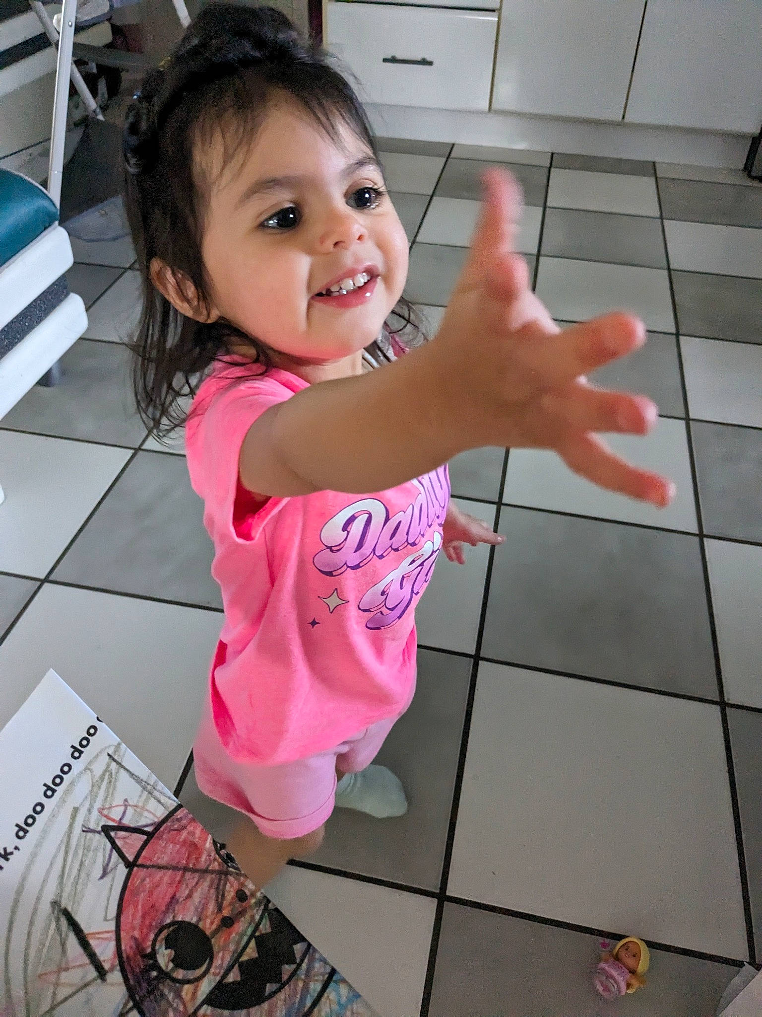 Luna is registered to the contest to win money with this photo: baby_toddler_clothing, beauty, cheek, child, finger, floor, flooring, gesture, hair, happy, leisure, person, pink, room, skin, sleeve, smile, t_shirt, thigh, thumb