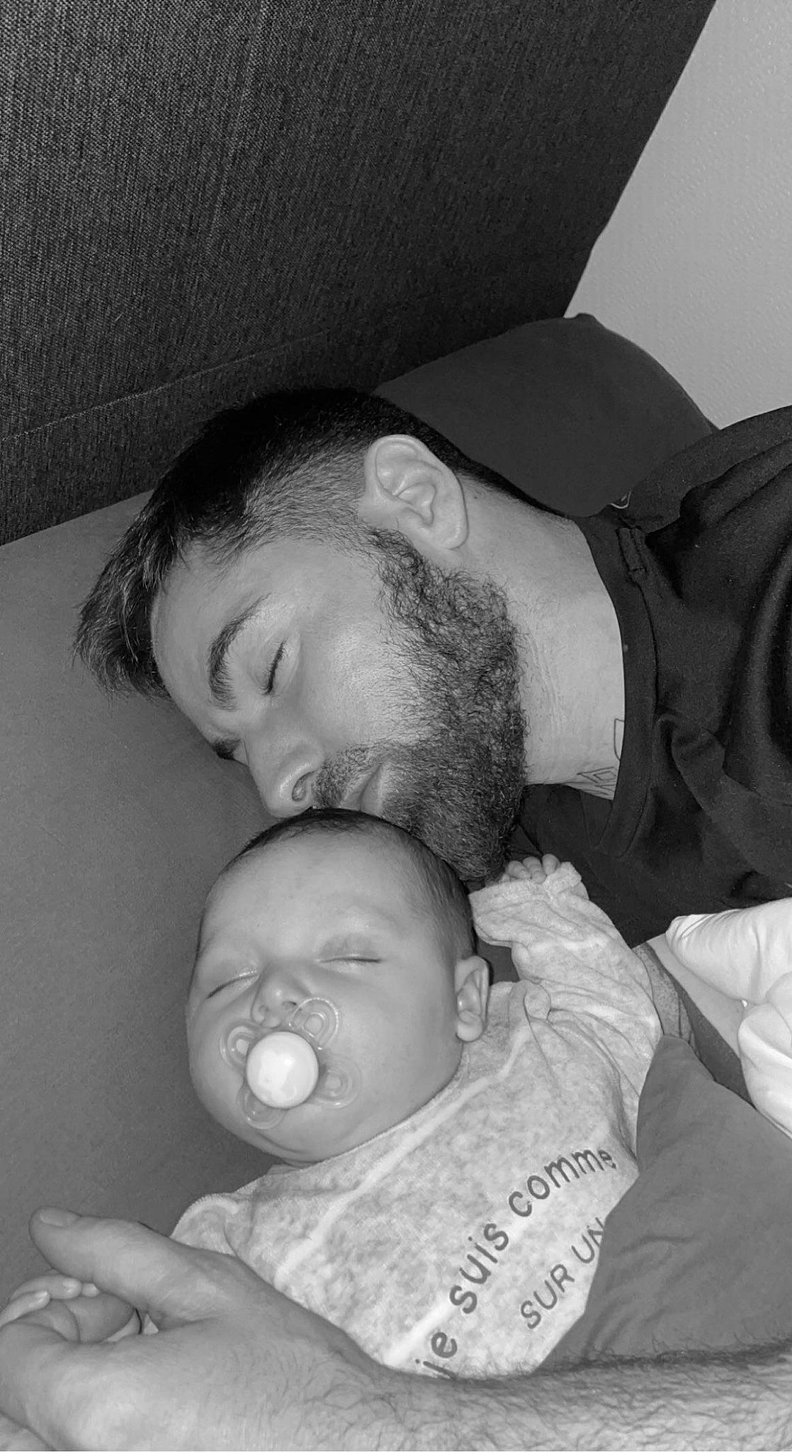 Leya a rejoint le concours — aidez-le/la à gagner de superbes lots ! black, cheek, chin, comfort, ear, eye, facial_expression, finger, gesture, hairstyle, human, interaction, mammal, mouth, nose, organ, person, photograph, product, skin