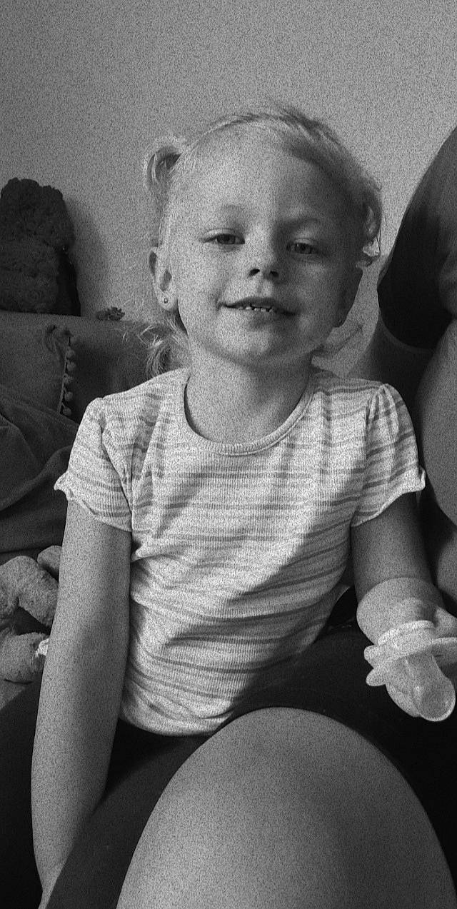 Léna participe au concours pour gagner de l'argent avec cette photo : arm, black, black_and_white, cheek, eye, facial_expression, gesture, hand, happy, head, human_body, iris, joy, lip, mouth, muscle, nose, person, skin, smile