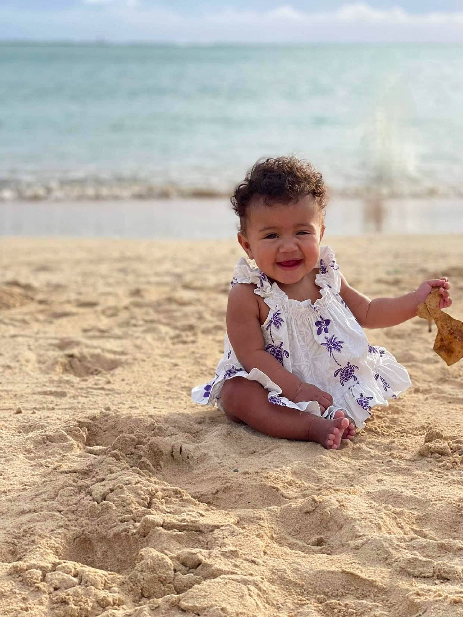 Indy is registered to the contest to win money with this photo: arm, beach, body_of_water, child, flash_photography, fun, hand, happy, horizon, joy, landscape, leisure, people_in_nature, people_on_beach, person, shore, sitting, sky, smile, summer