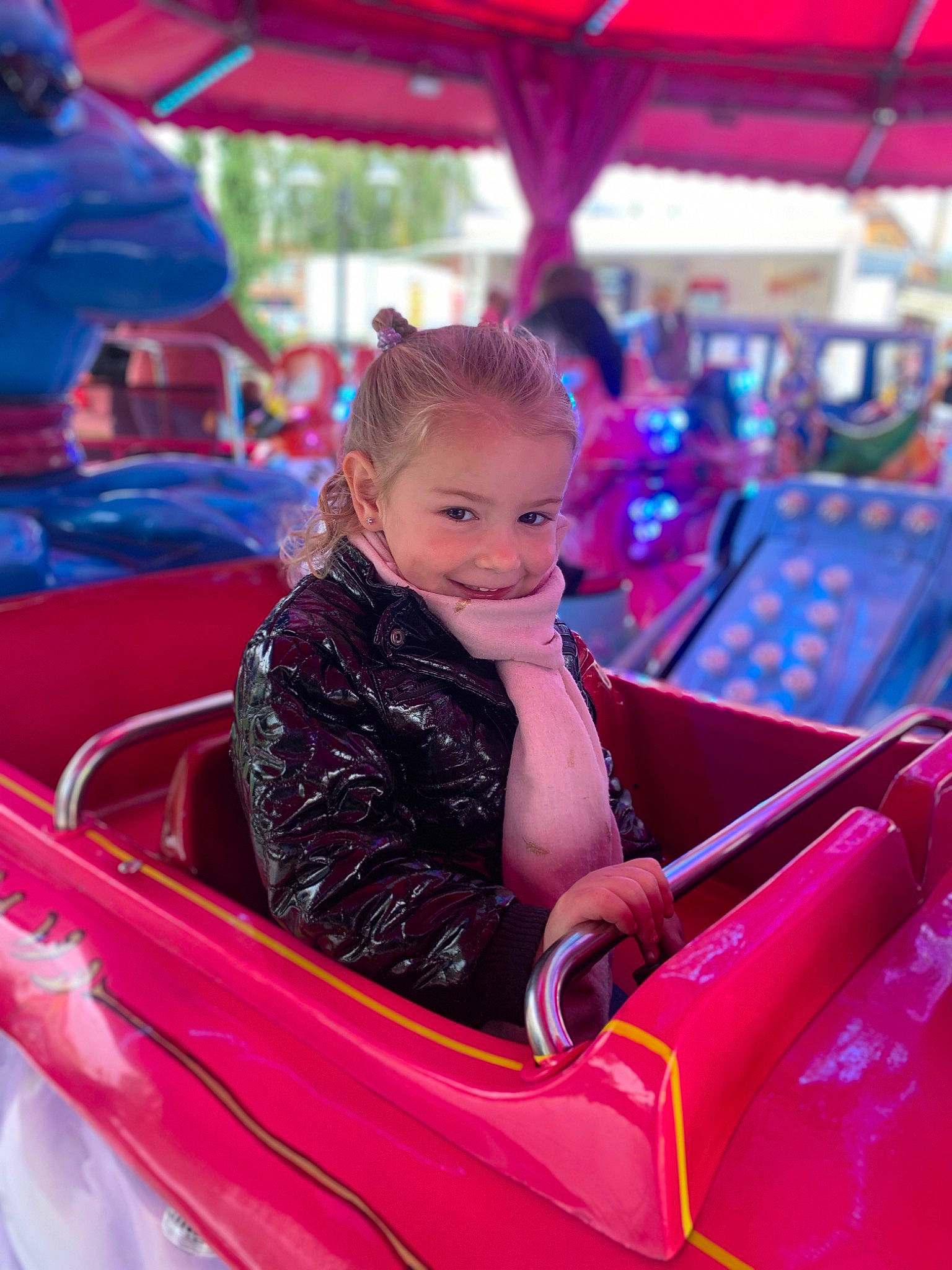 Ilina participe au concours pour gagner de l'argent avec cette photo : automotive_design, automotive_exterior, child, classic, event, fun, happy, joy, leisure, magenta, motor_vehicle, person, photograph, pink, purple, recreation, red, smile, snapshot, toddler