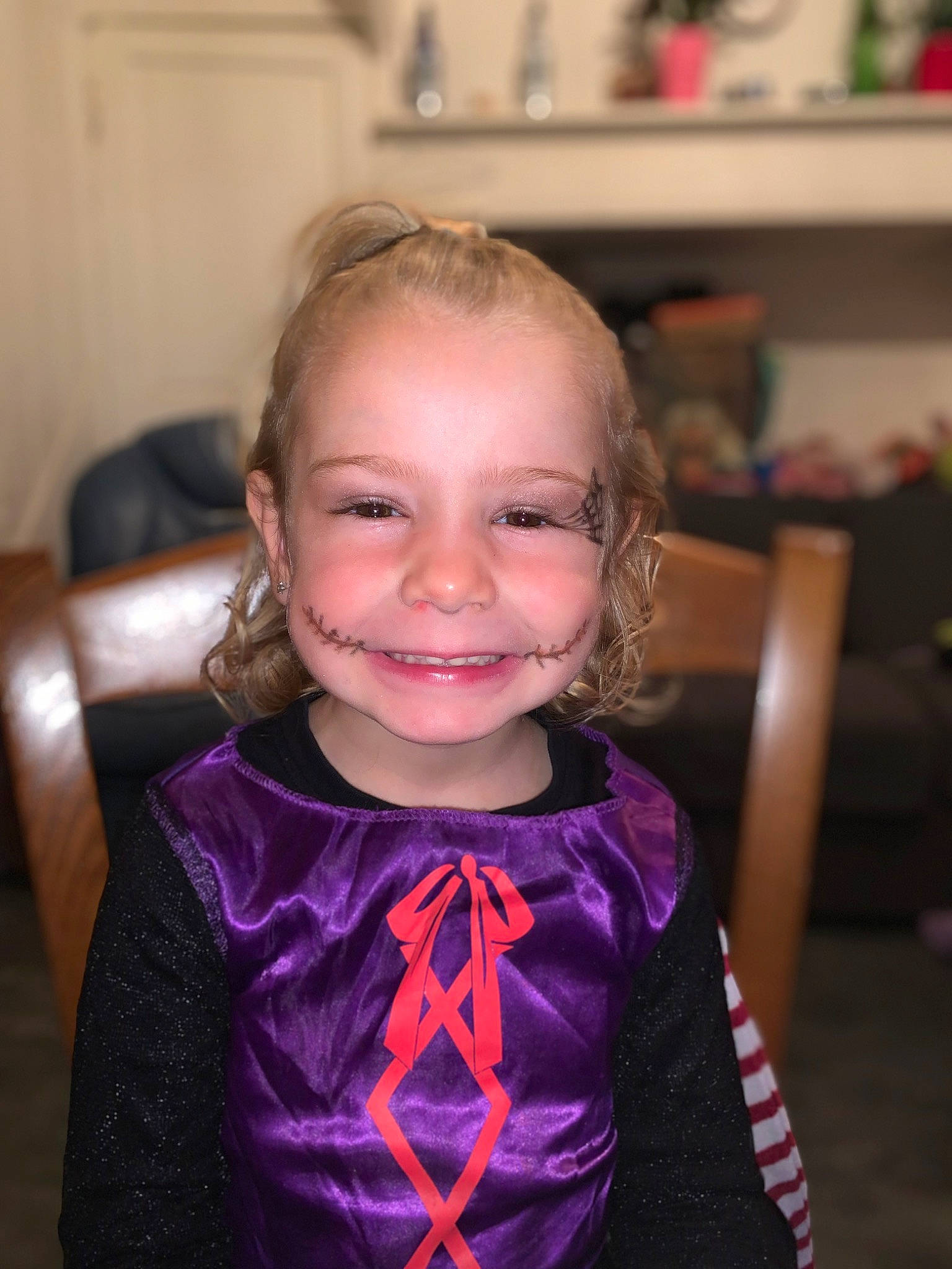 Ilina participe au concours pour gagner de l'argent avec cette photo : cape, chair, cheek, child, costume, electric_blue, event, eyelash, face, fictional_character, flooring, fun, happy, iris, joy, magenta, person, purple, room, sleeve