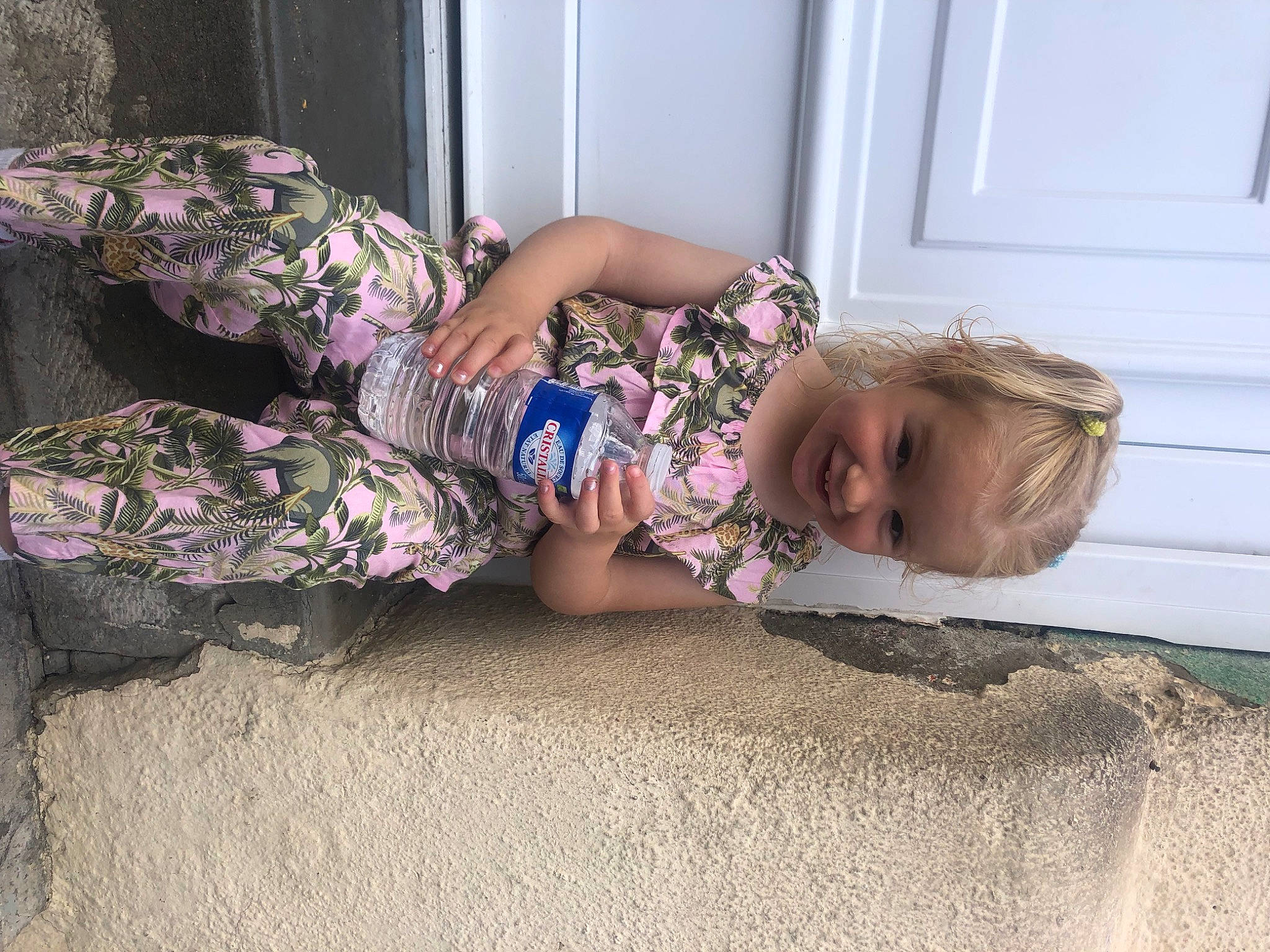 Ilina a rejoint le concours — aidez-le/la à gagner de superbes lots ! baby_toddler_clothing, child, comfort, floor, flooring, fun, grass, hairstyle, head, human_body, human_leg, joy, leg, person, plant, shoe, smile, sneakers, thigh, toddler