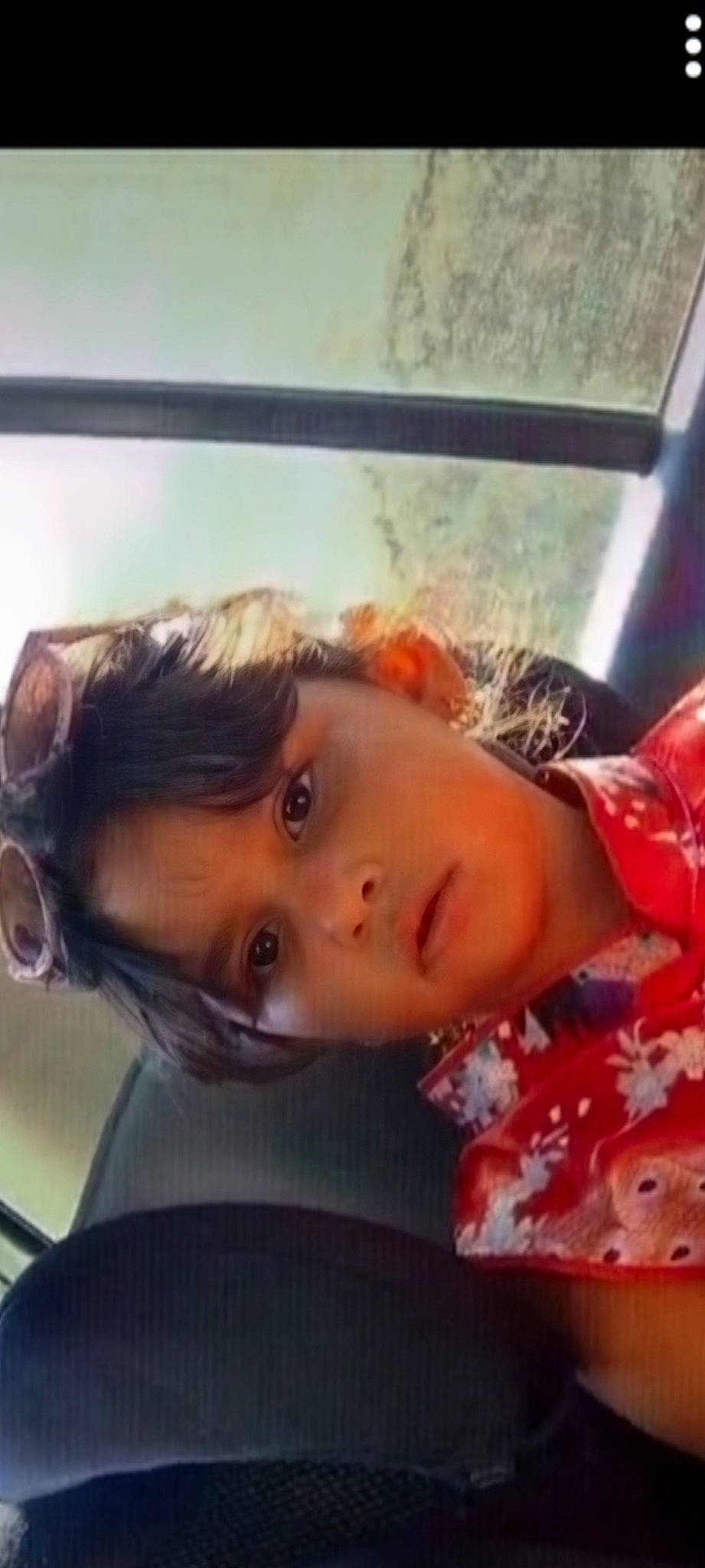 Luna participe au concours pour gagner de l'argent avec cette photo : automotive_exterior, brown_hair, eyebrow, eyelash, eyewear, fun, glass, hair_coloring, happy, jaw, long_hair, nose, person, room, selfie, sky, toddler, vehicle_door