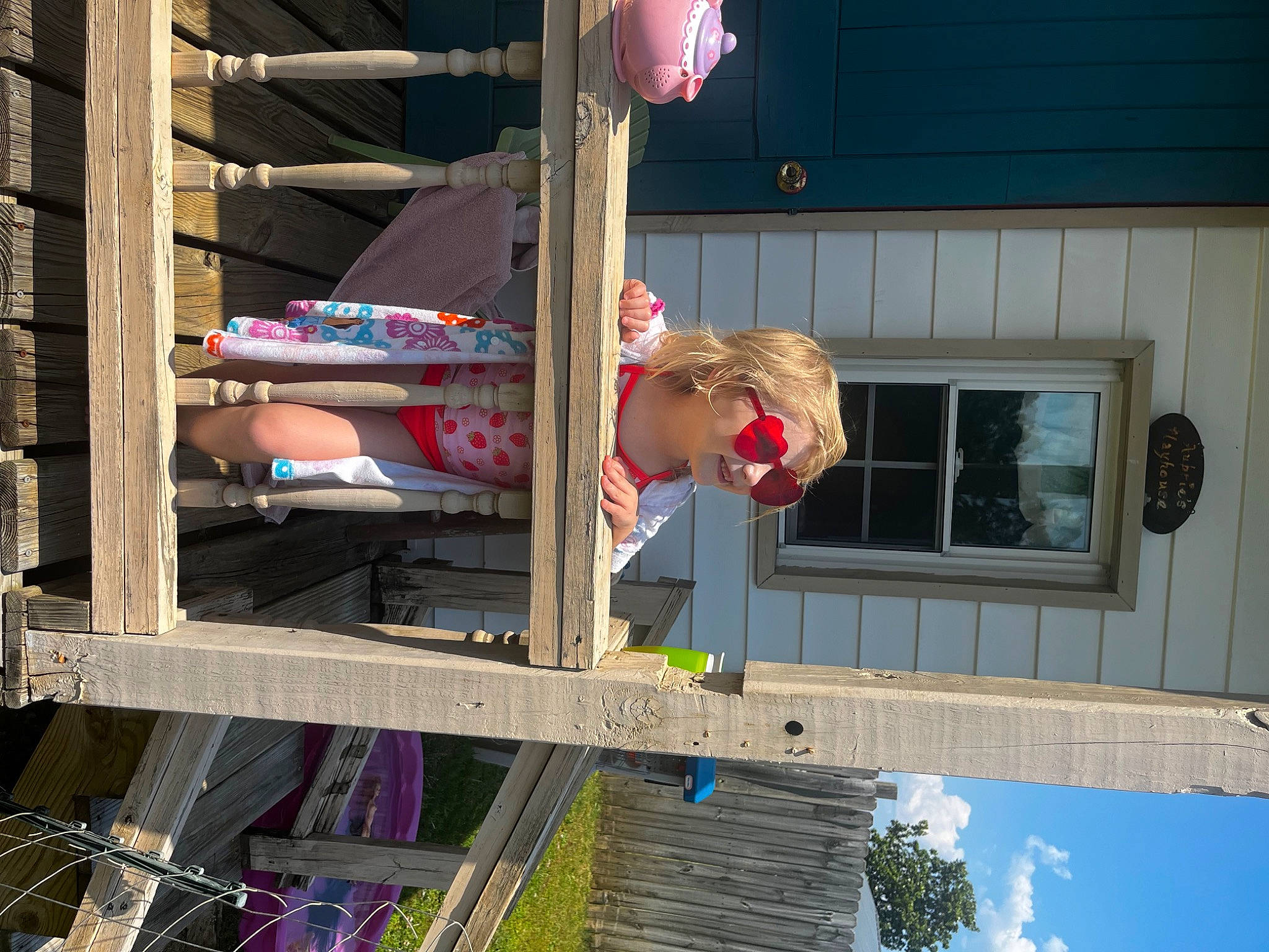 Clara is registered to the contest to win money with this photo: building, city, facade, fun, house, leisure, magenta, person, reflection, sky, t_shirt, tree, vacation, window, wood