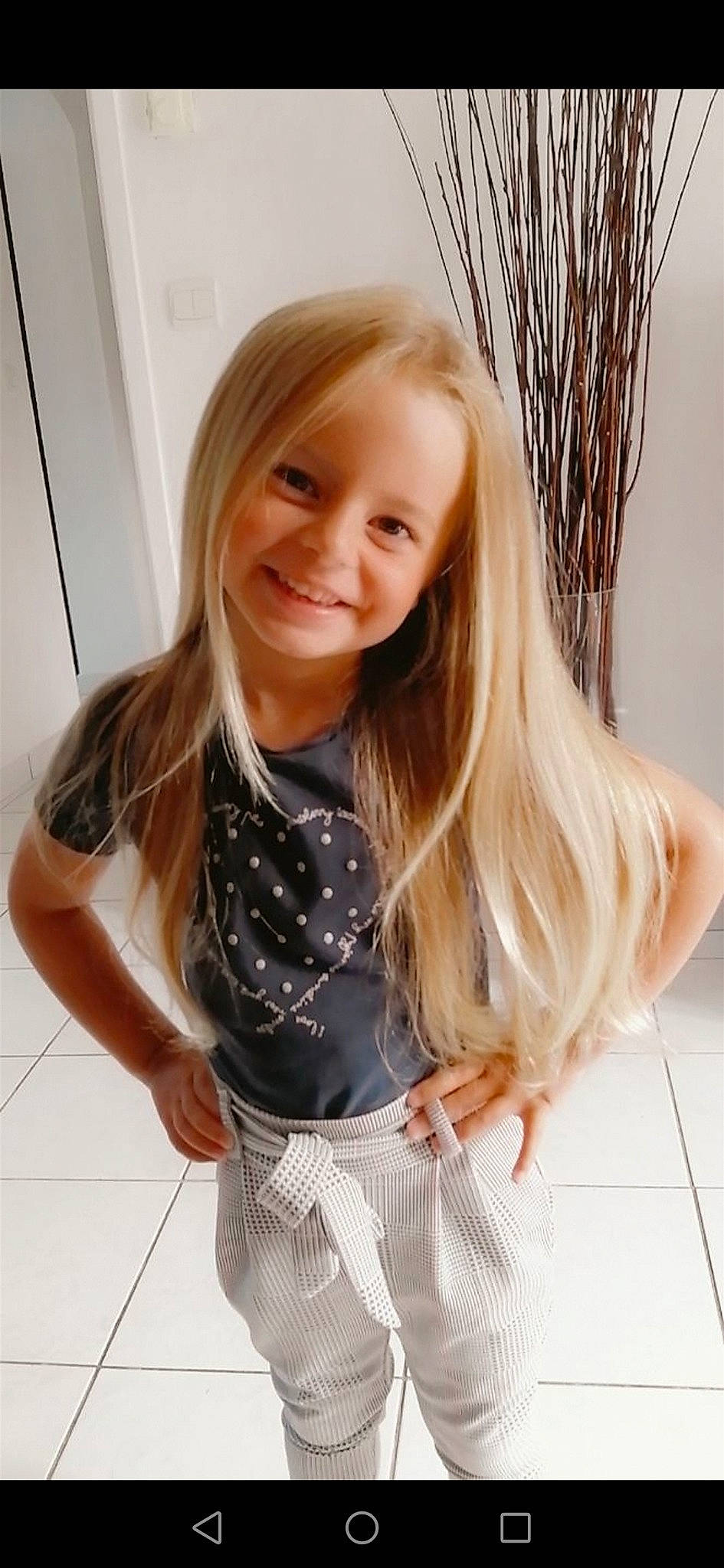 Clara participe au concours pour gagner de l'argent avec cette photo : blond, brown_hair, child_model, fashion_accessory, hair, hair_coloring, hairstyle, joy, layered_hair, long_hair, neck, person, photo_shoot, photography, sleeve, smile, t_shirt
