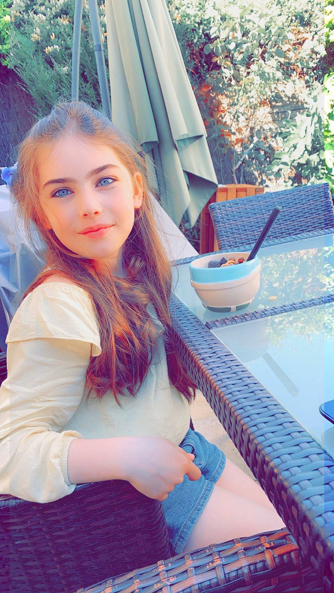 Julie a rejoint le concours — aidez-le/la à gagner de superbes lots ! azure, blond, brown_hair, electric_blue, eye, flash_photography, grass, happy, human_leg, joy, leisure, lip, long_hair, person, recreation, skin, street_fashion, summer, tableware, textile