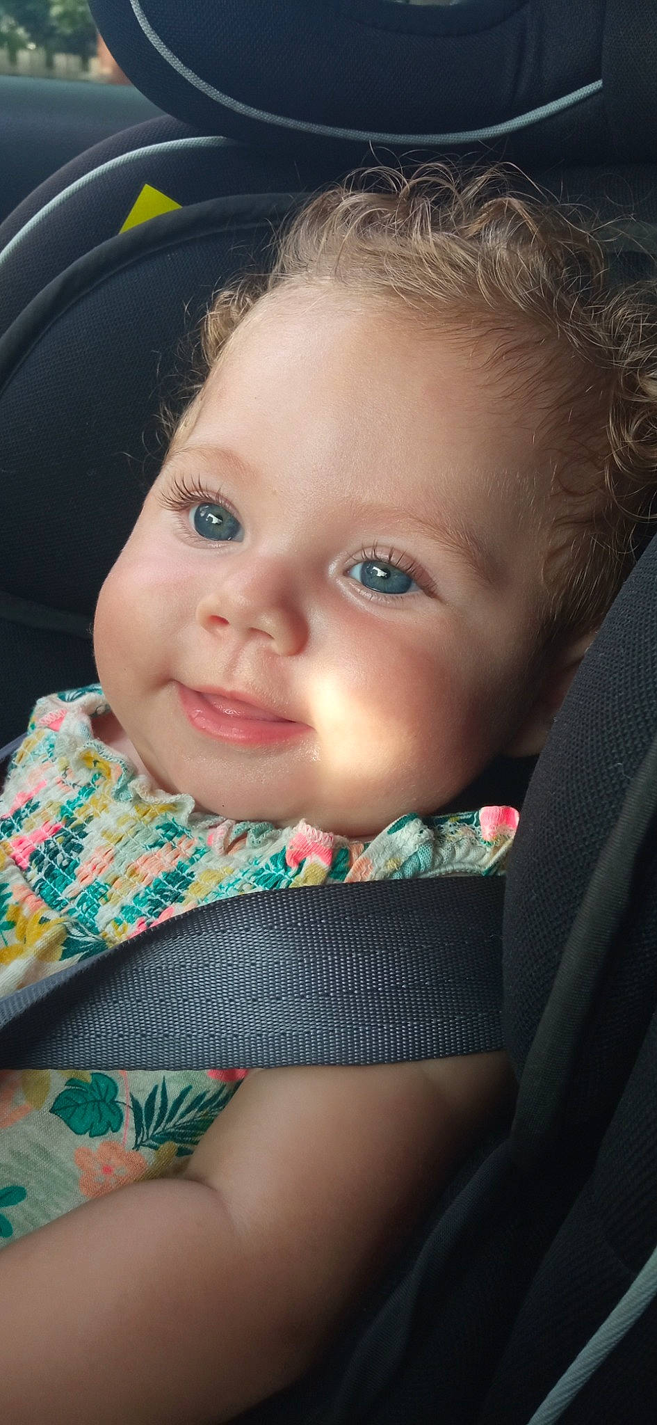 Nalya a rejoint le concours — aidez-le/la à gagner de superbes lots ! azure, baby_toddler_clothing, cheek, chin, eye, eyebrow, eyelash, face, flash_photography, hand, happy, head, iris, joy, lip, mammal, mouth, nose, outerwear, person