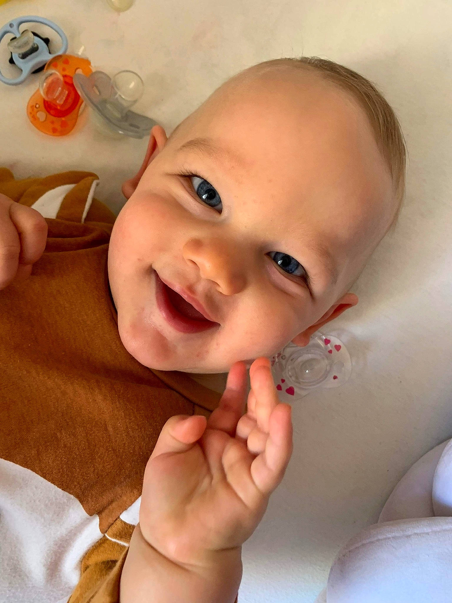 Gabriel participe au concours pour gagner de l'argent avec cette photo : baby, cheek, ear, finger, gesture, happy, head, joy, lip, mouth, nail, nose, organ, person, pink, product, skin, smile, thumb, toddler