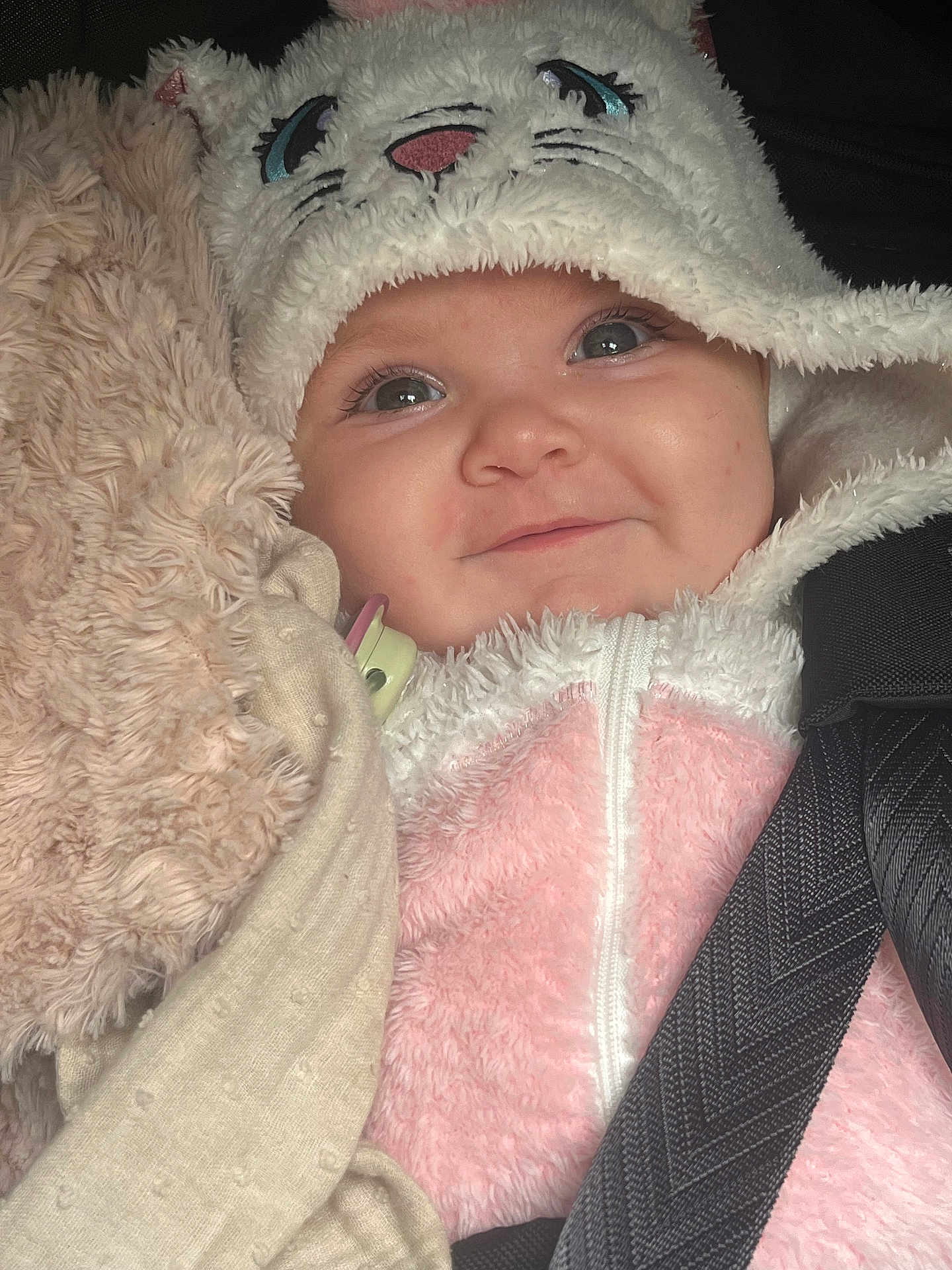 Mélyana a rejoint le concours — aidez-le/la à gagner de superbes lots ! baby, child, smile, hood, fluffy, blanket, seatbelt, pink, white, face, closeup, cute, soft, cozy, apparel, infant, apparel_accessory, person, warm, comfort