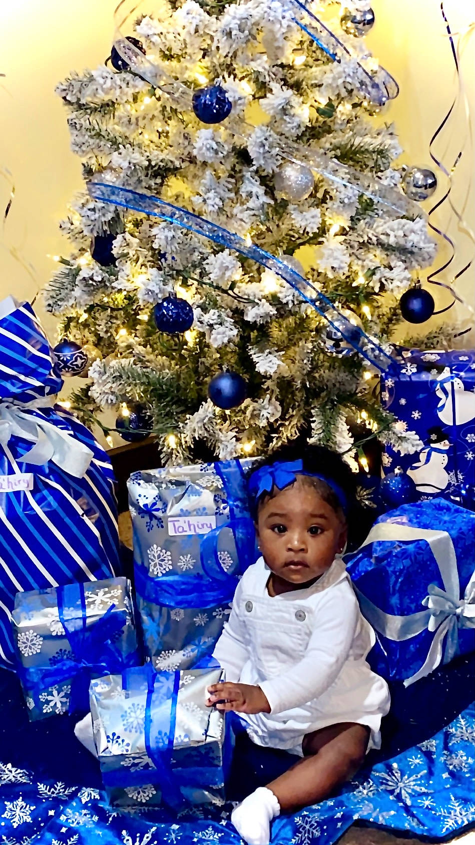 Tahiry is registered to the contest to win money with this photo: baby, baby_toddler_clothing, blue, christmas, christmas_decoration, christmas_eve, christmas_ornament, christmas_tree, conifer, evergreen, holiday, holiday_ornament, interior_design, majorelle_blue, ornament, person, pine_family, plastic_bag, present, toddler