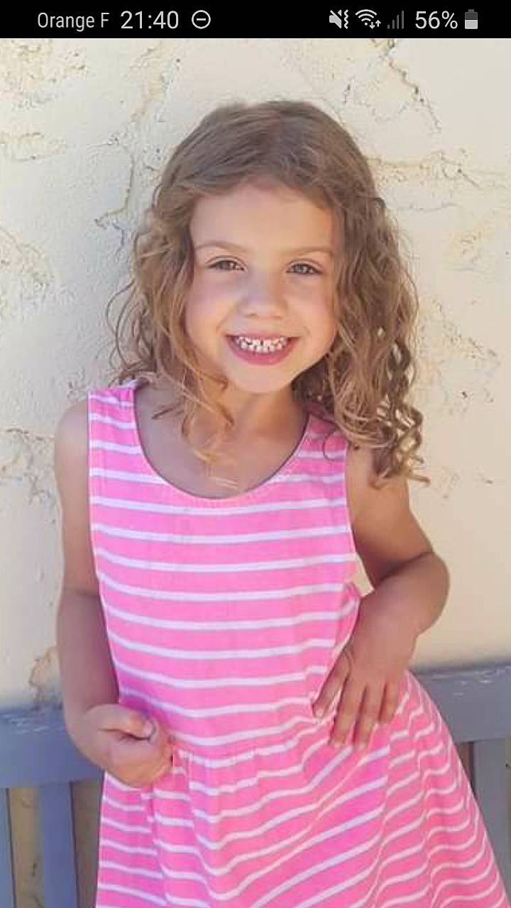 Zoé a rejoint le concours — aidez-le/la à gagner de superbes lots ! cheek, face, facial_expression, hair, hairstyle, happy, head, human, human_body, iris, joint, joy, lip, mouth, neck, organ, person, shoulder, skin, sleeve