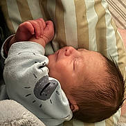 Marius participe au concours pour gagner de l'argent avec cette photo : baby, bed, blanket, bodypart, clothing, cushion, face, finger, furniture, glove, hand, head, homedecor, newborn, person, photography, portrait, quilt, sleeping, towel