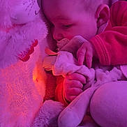 Thalya a rejoint le concours — aidez-le/la à gagner de superbes lots ! baby, bedding, blanket, cheek, close_up, cozy, cradling, ear, hand, infant, nursery, onesie, pacifier, pink_lighting, plush_toy, portrait, side_view, sleeping, soft_texture, stuffed_animal