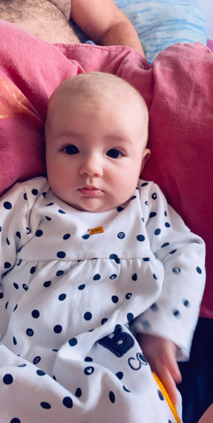 énora participe au concours pour gagner de l'argent avec cette photo : baby, cheek, child, design, eye, face, head, lip, pattern, person, pink, polka_dot, skin, toddler