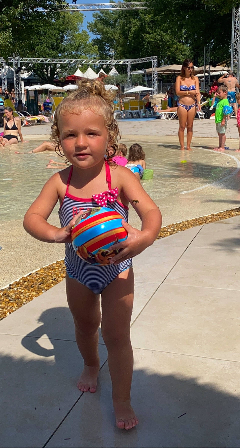 Enora a rejoint le concours — aidez-le/la à gagner de superbes lots ! barefoot, chest, child, event, fun, happy, headwear, leisure, people, people_on_beach, person, photograph, play, recreation, smile, swimwear, thigh, toddler, tourism, tree