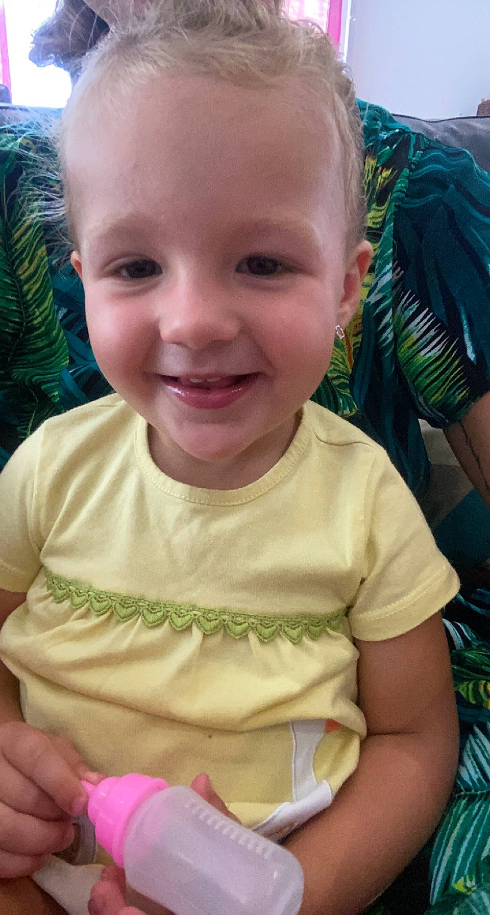 Enora participe au concours pour gagner de l'argent avec cette photo : baby, baby_toddler_clothing, cheek, chin, finger, grass, green, happy, iris, joy, lip, mouth, neck, nose, person, pink, plant, skin, sleeve, smile