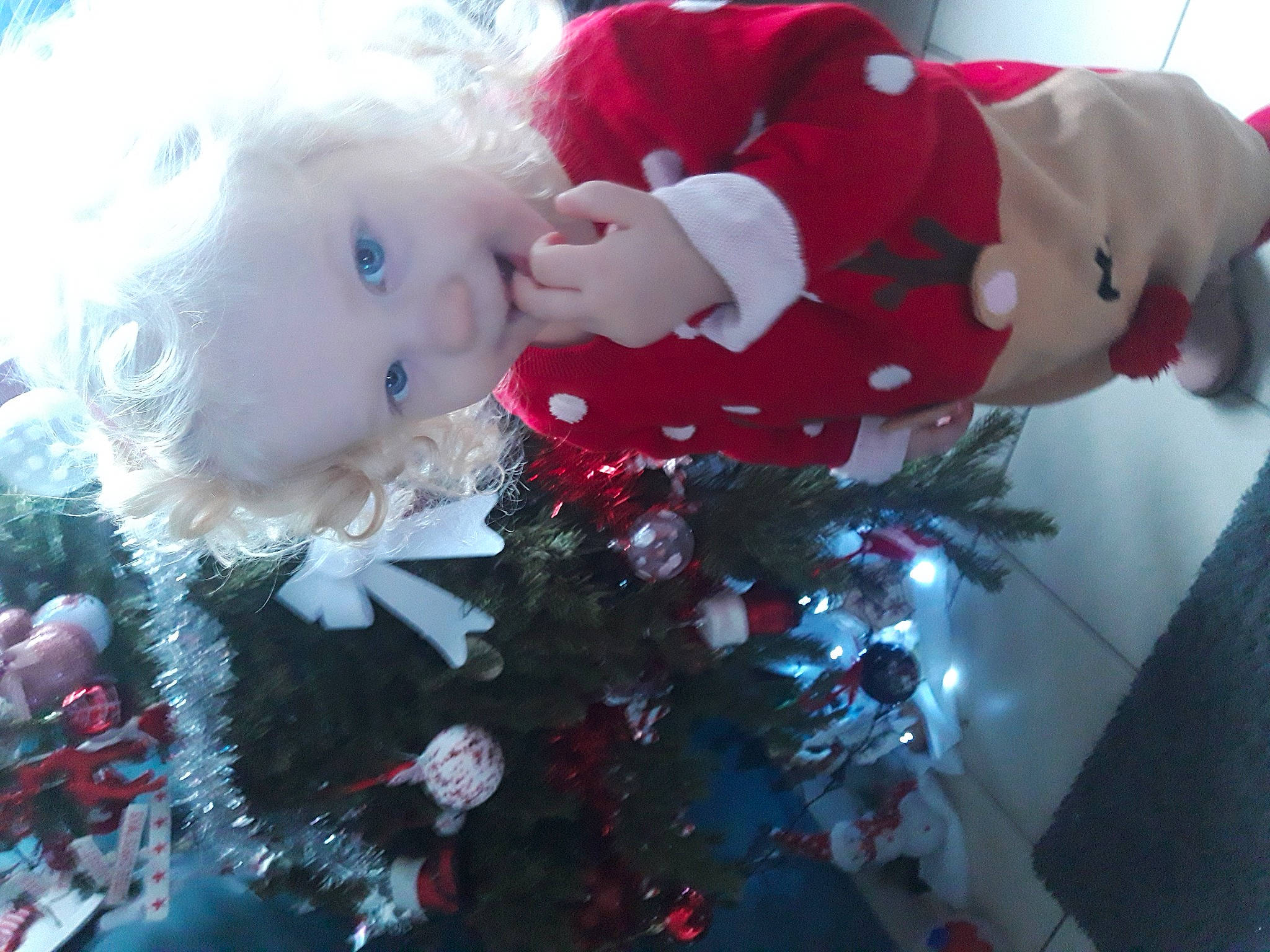 Ellie a rejoint le concours — aidez-le/la à gagner de superbes lots ! christmas, christmas_decoration, christmas_eve, christmas_ornament, christmas_tree, doll, dress, event, happy, holiday, holiday_ornament, ornament, person, pink, plant, red, santa_claus, smile, toy, tree