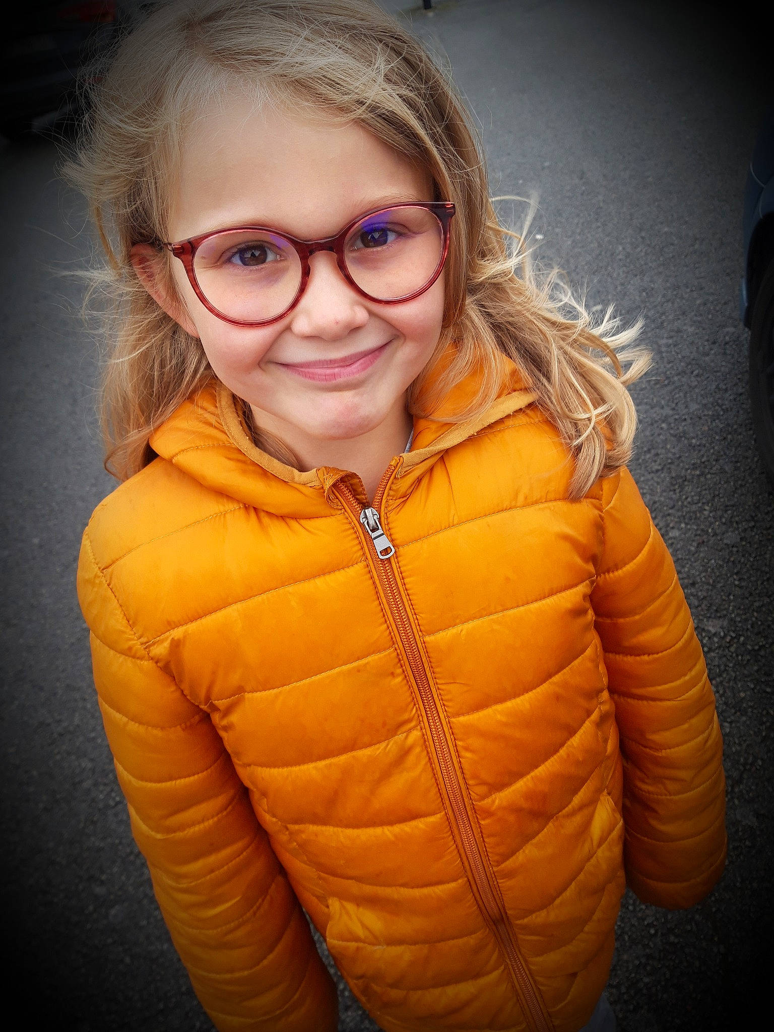 Lilwenn participe au concours pour gagner de l'argent avec cette photo : cheek, eye, eyebrow, eyewear, face, flash_photography, gesture, glasses, hair, happy, human_body, joy, lip, mouth, nose, organ, outerwear, person, sleeve, smile