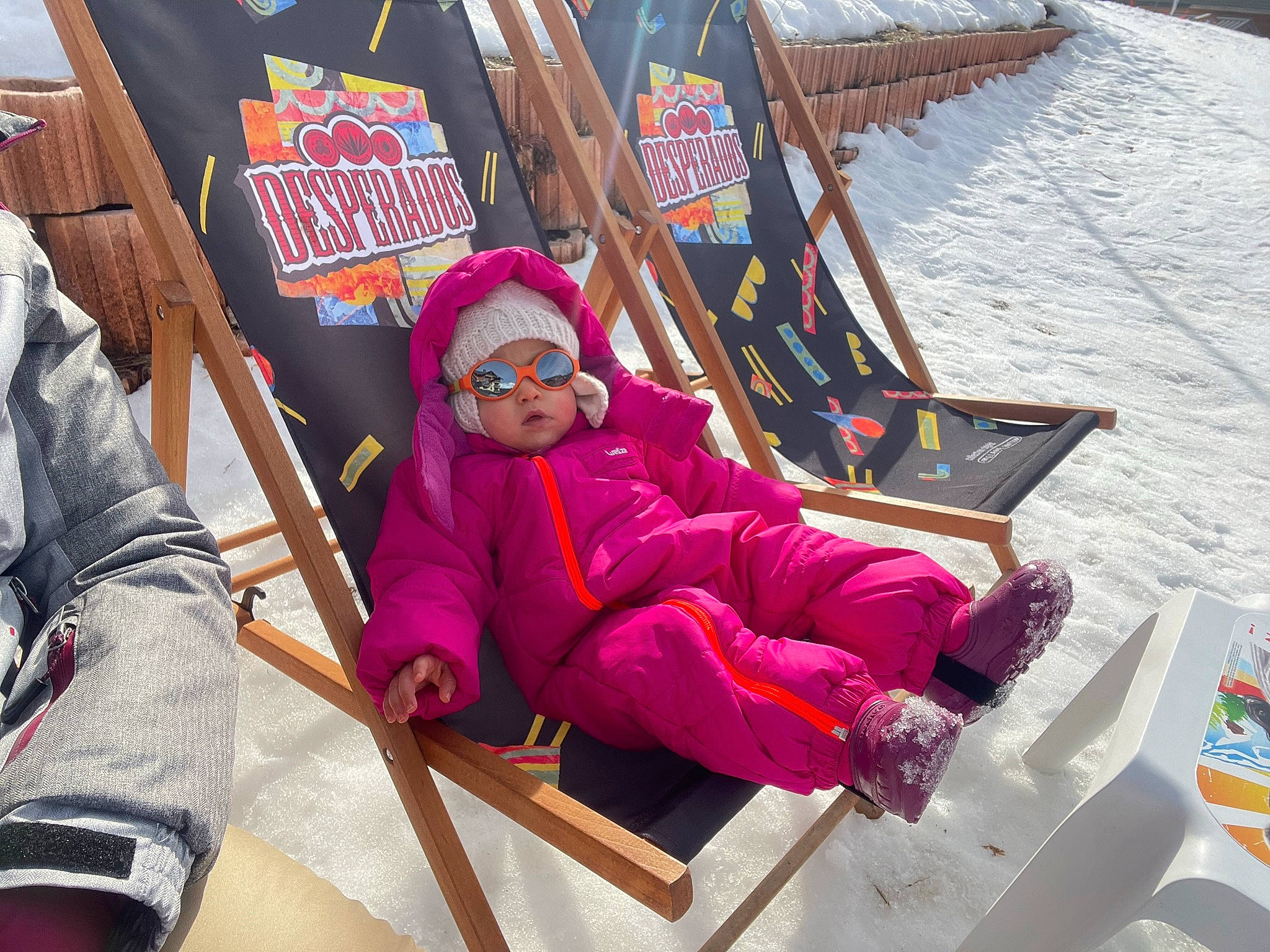 Maïssa a rejoint le concours — aidez-le/la à gagner de superbes lots ! beanie, child, event, eyewear, freezing, fun, glove, goggles, headwear, knit_cap, leisure, magenta, person, personal_protective_equipment, recreation, sitting, slope, snow, sunglasses, toddler