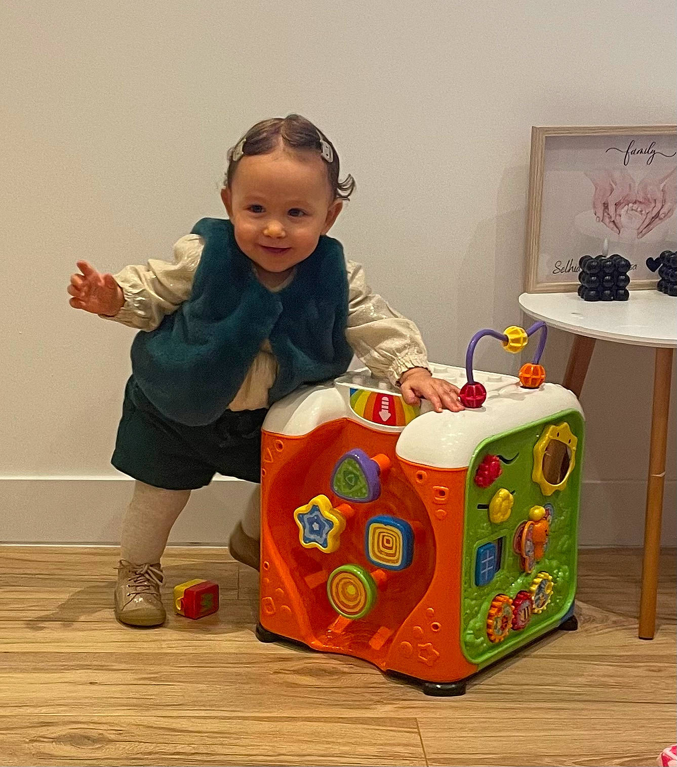 Maïssa a rejoint le concours — aidez-le/la à gagner de superbes lots ! baby, baby_toddler_clothing, baby_toys, child, event, flooring, fun, hardwood, houseplant, joy, person, play, room, sitting, smile, toddler, varnish, wood, wood_stain