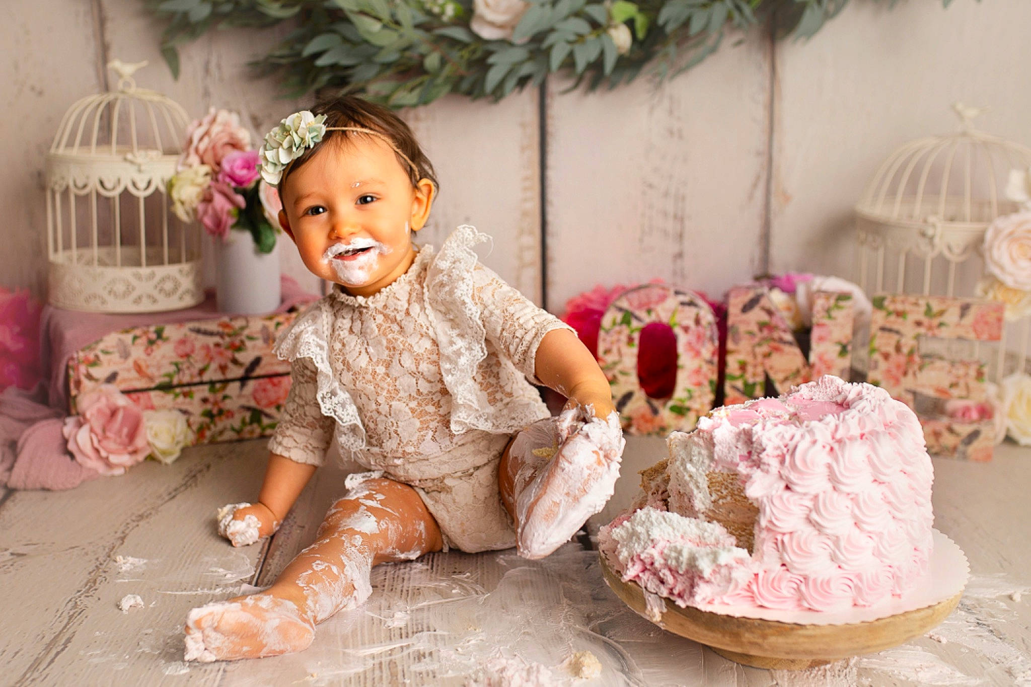 Maïssa participe au concours pour gagner de l'argent avec cette photo : baby, baby_toddler_clothing, child, embellishment, event, flower, flower_arranging, food, hair_accessory, happy, headpiece, peach, person, pink, plant, sitting, smile, sugar_cake, sweetness, tableware