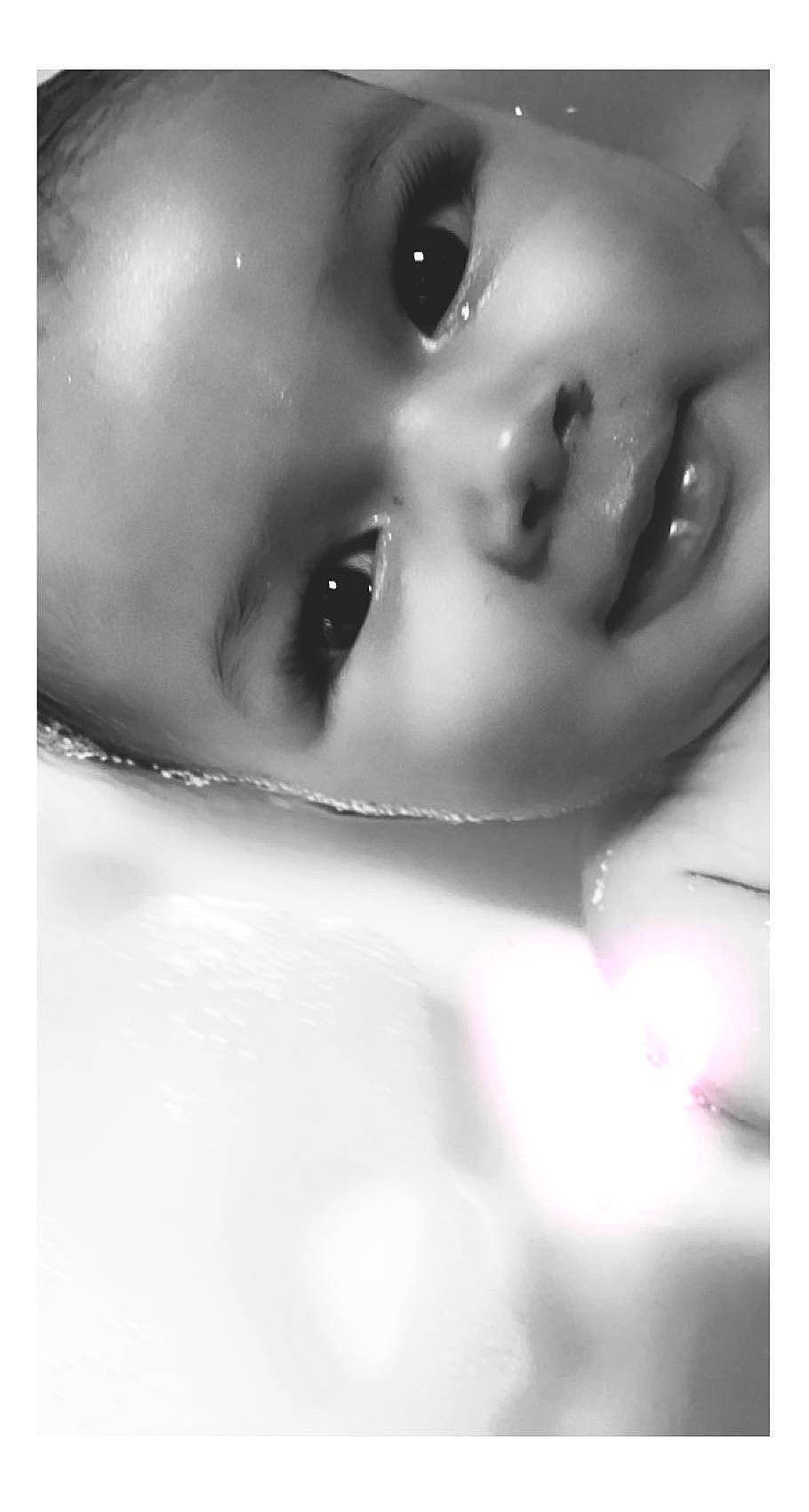 Emélia participe au concours pour gagner de l'argent avec cette photo : baby, beauty, cheek, chest, eye, eyelash, flash_photography, hand, happy, head, human_body, iris, jaw, joy, lip, monochrome, monochrome_photography, nose, person, stock_photography