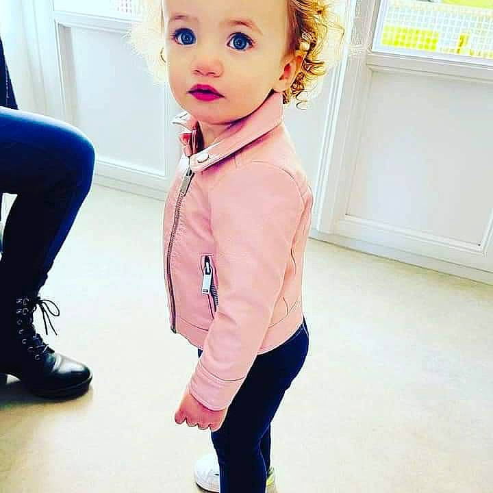 Yris a rejoint le concours — aidez-le/la à gagner de superbes lots ! baby, baby_toddler_clothing, blond, blue, collar, cool, electric_blue, eyelash, flooring, footwear, happy, joint, knee, neck, outerwear, person, shoe, sleeve, sportswear, t_shirt