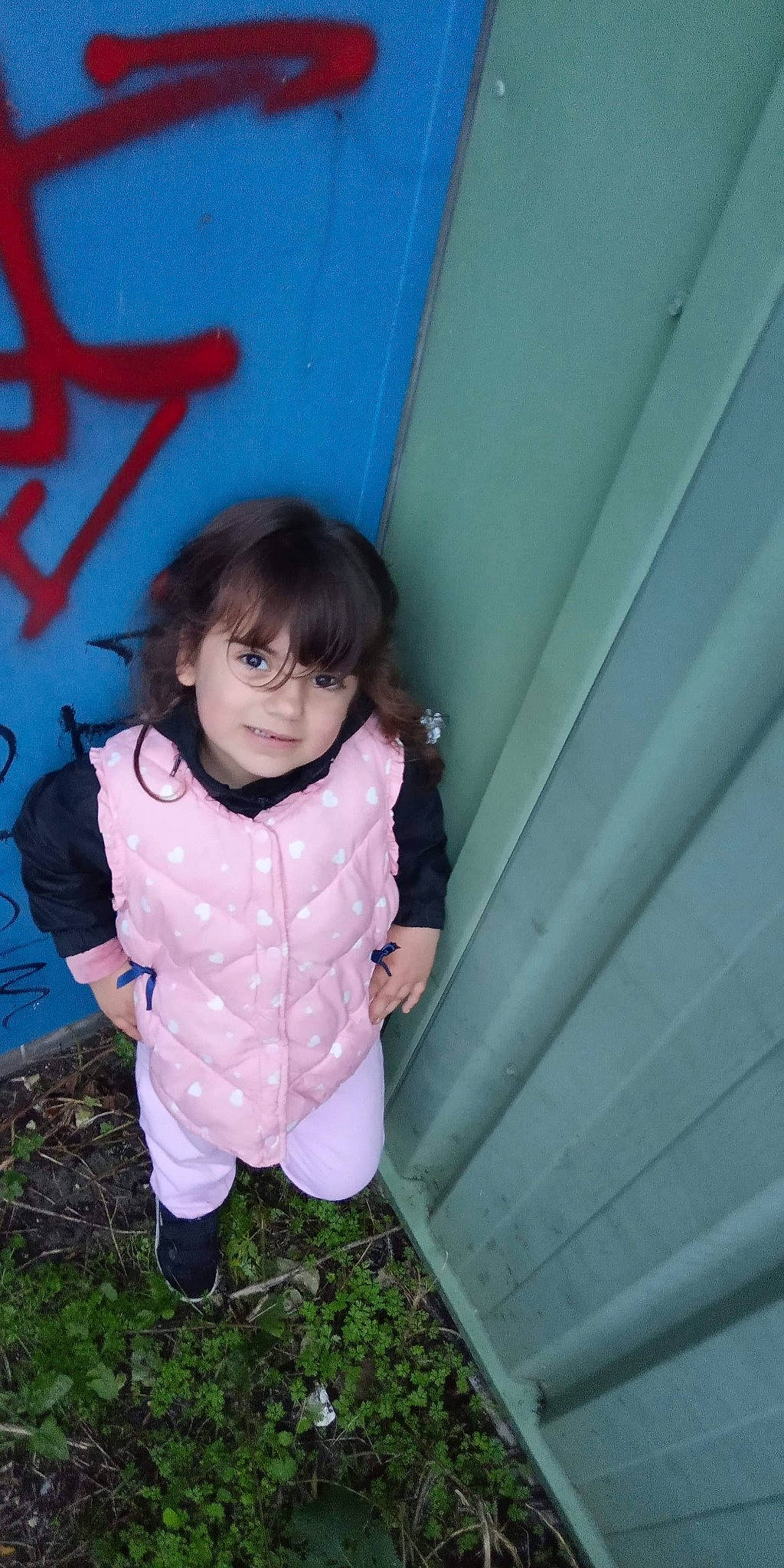 Cataléya a rejoint le concours — aidez-le/la à gagner de superbes lots ! baby_toddler_clothing, child, fun, fur, grass, hair, happy, joy, leg, magenta, pattern, person, pink, plant, sitting, sleeve, tints_and_shades, toddler, winter