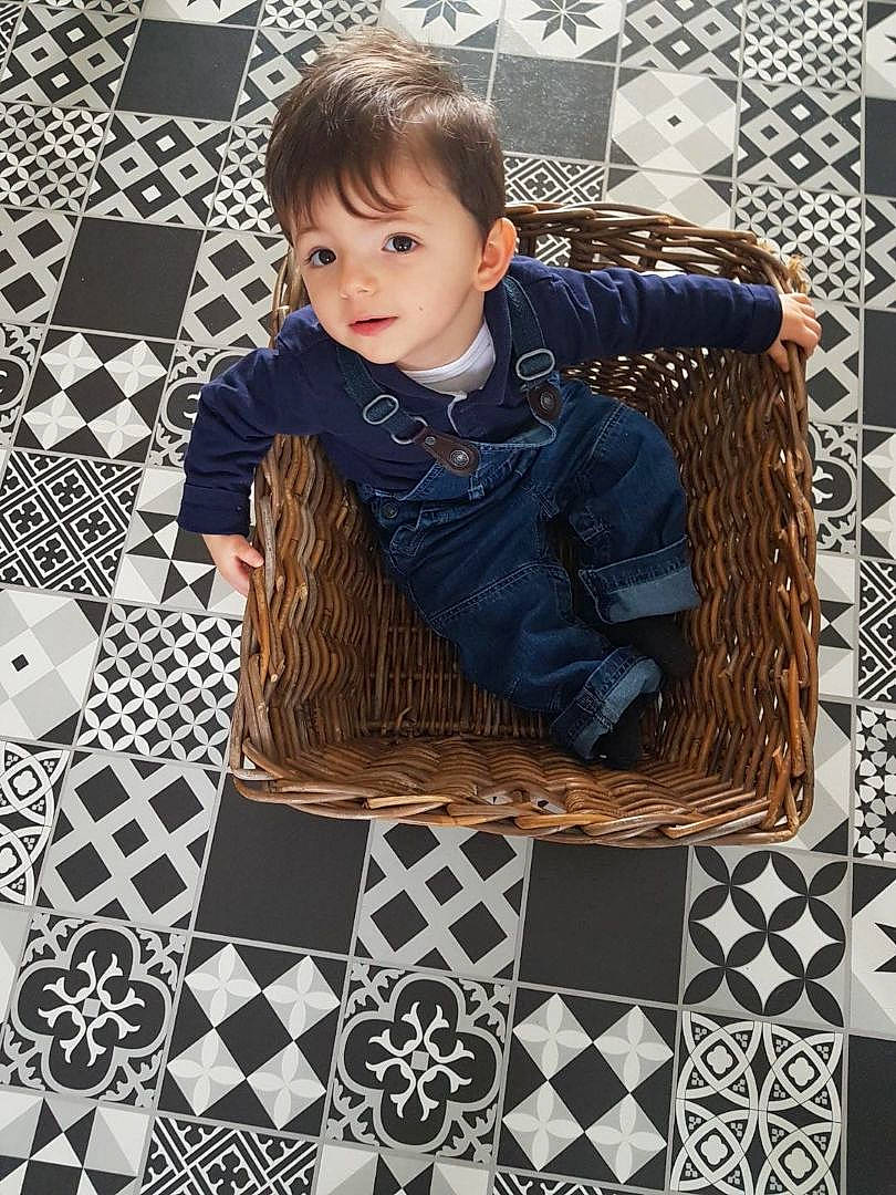 émiliano a rejoint le concours — aidez-le/la à gagner de superbes lots ! art, baby_toddler_clothing, beauty, black, chair, child, creative_arts, electric_blue, flooring, linens, pattern, person, photograph, product, sleeve, snapshot, t_shirt, textile, toddler, white