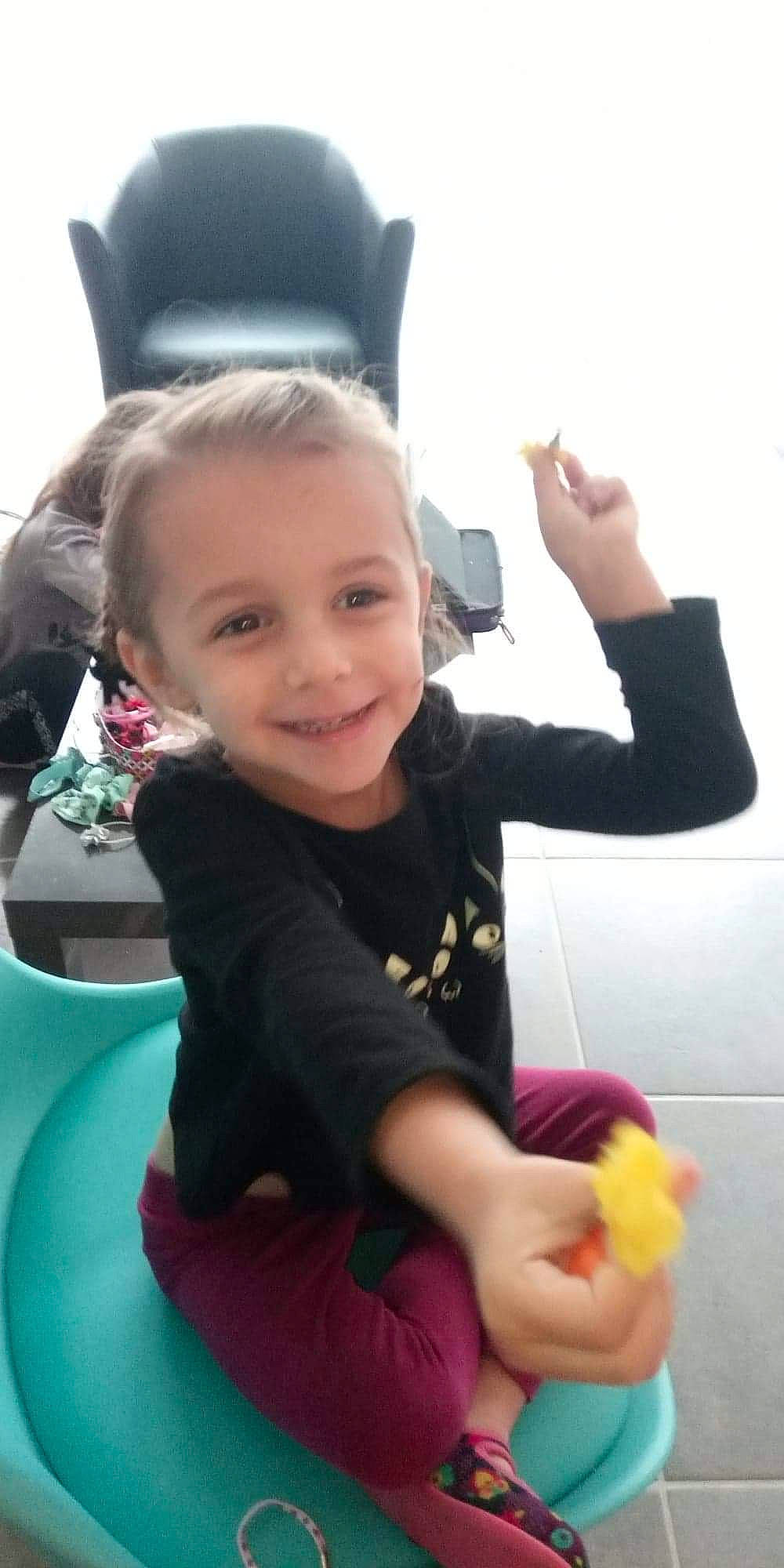 Mélyna participe au concours pour gagner de l'argent avec cette photo : arm, cheek, child, elbow, finger, fun, gesture, hand, happy, joy, magenta, neck, person, personal_protective_equipment, pink, skin, sleeve, smile, t_shirt, thumb