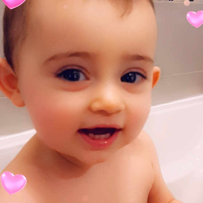 Zoé a rejoint le concours — aidez-le/la à gagner de superbes lots ! beauty, cheek, child, close_up, face, forehead, fun, girl, hand, head, human_hair_color, infant, lip, mouth, person, pink, skin, smile, sweetness, toddler