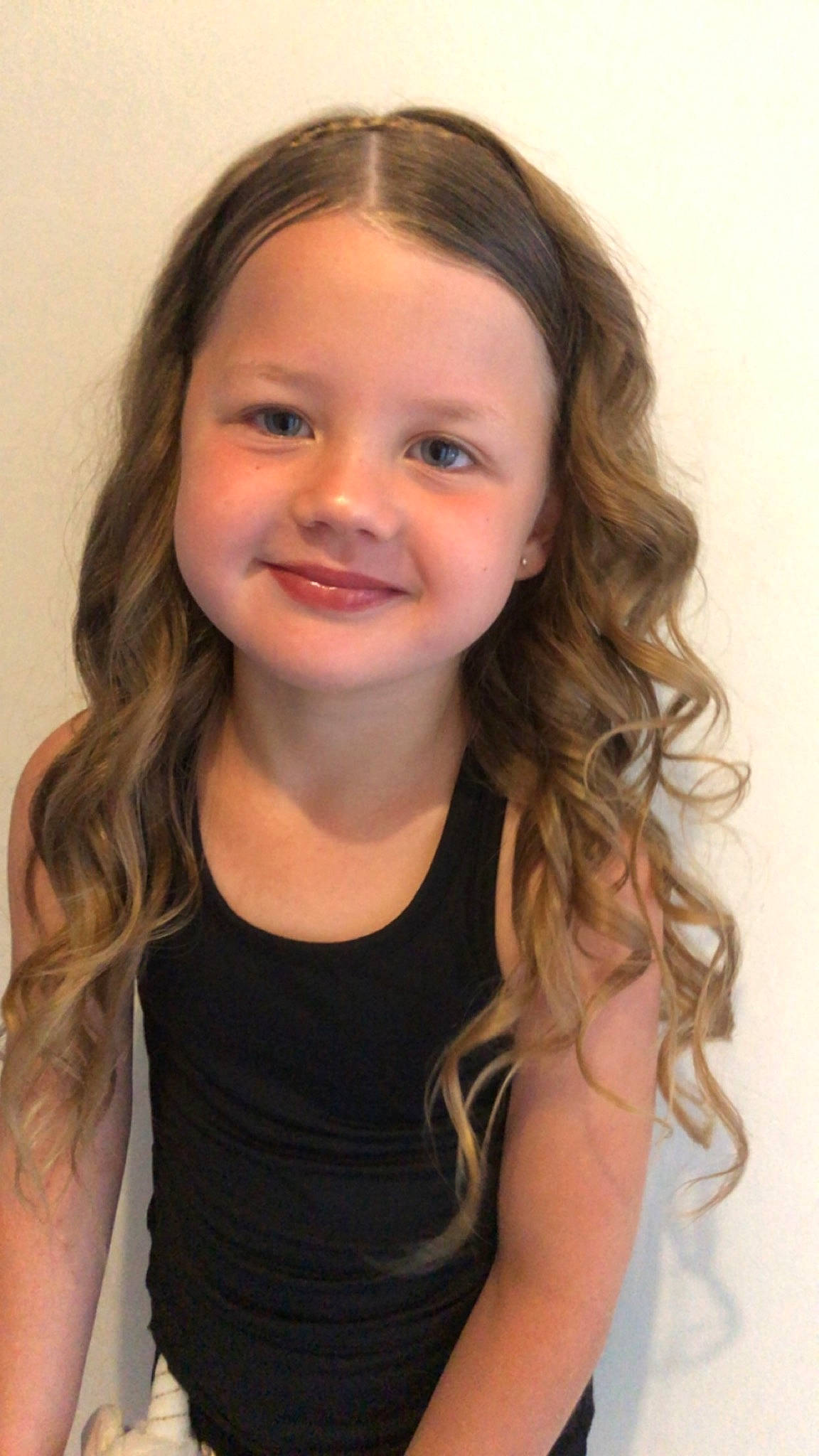 Kaytaleya a rejoint le concours — aidez-le/la à gagner de superbes lots ! cheek, chin, eyebrow, eyelash, facial_expression, flash_photography, forehead, gesture, happy, human_body, iris, jaw, joy, layered_hair, lip, neck, nose, person, shoulder, skin