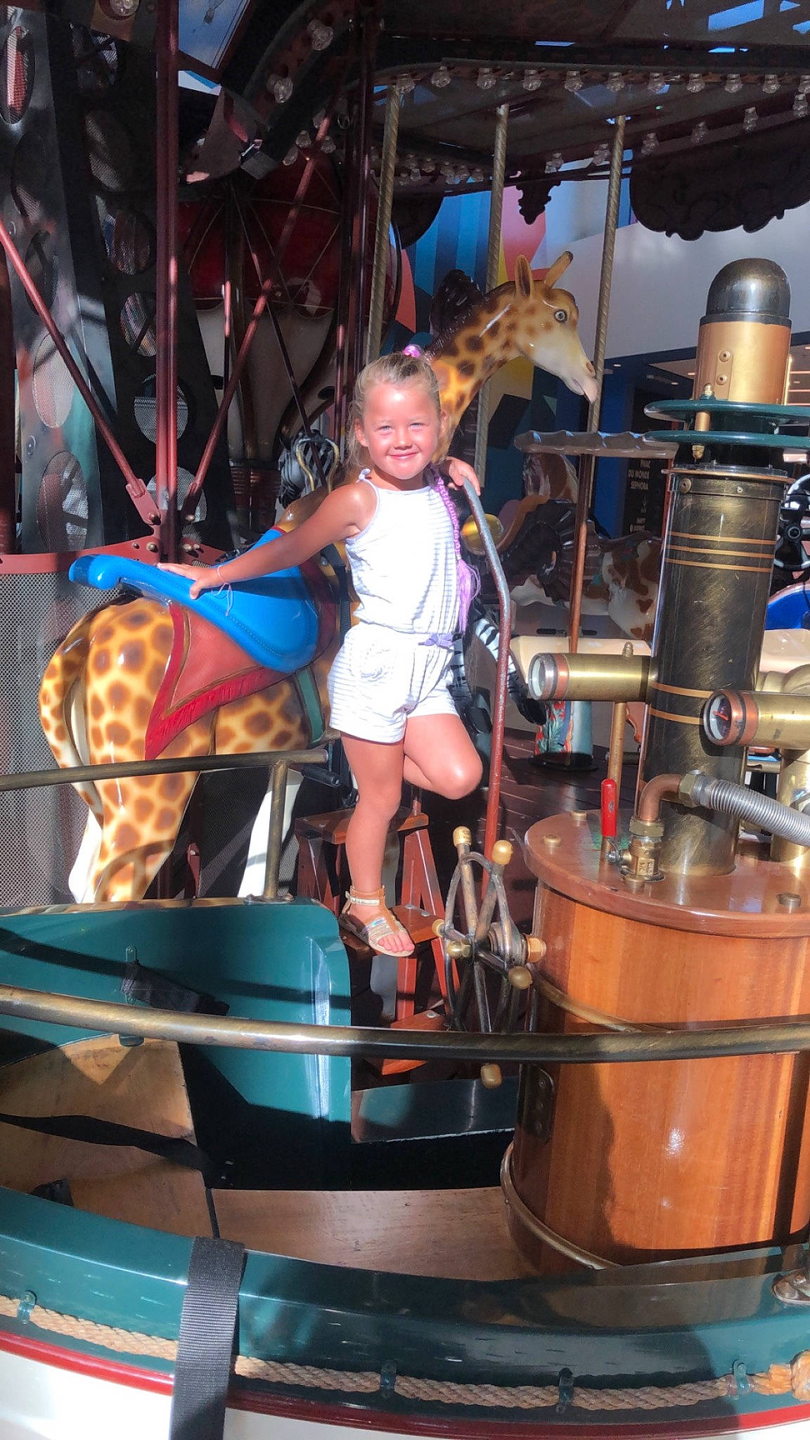 Kaytaleya a rejoint le concours — aidez-le/la à gagner de superbes lots ! amusement_park, auto_part, electric_blue, engineering, event, fun, hat, joy, leisure, machine, nonbuilding_structure, person, recreation, shorts, smile, t_shirt, thigh, toddler