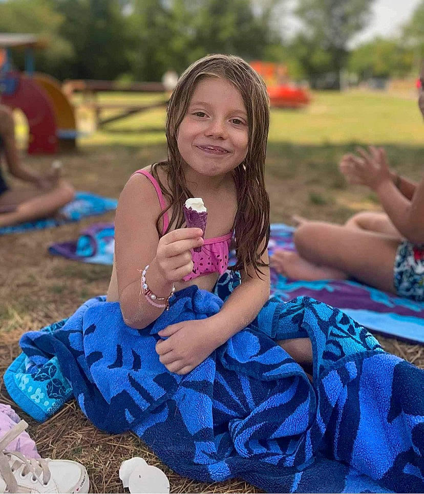 Leana a rejoint le concours — aidez-le/la à gagner de superbes lots ! child, community, electric_blue, event, fun, grass, happy, joy, leisure, person, picnic, pink, plant, recreation, shorts, sitting, smile, soil, spring, style