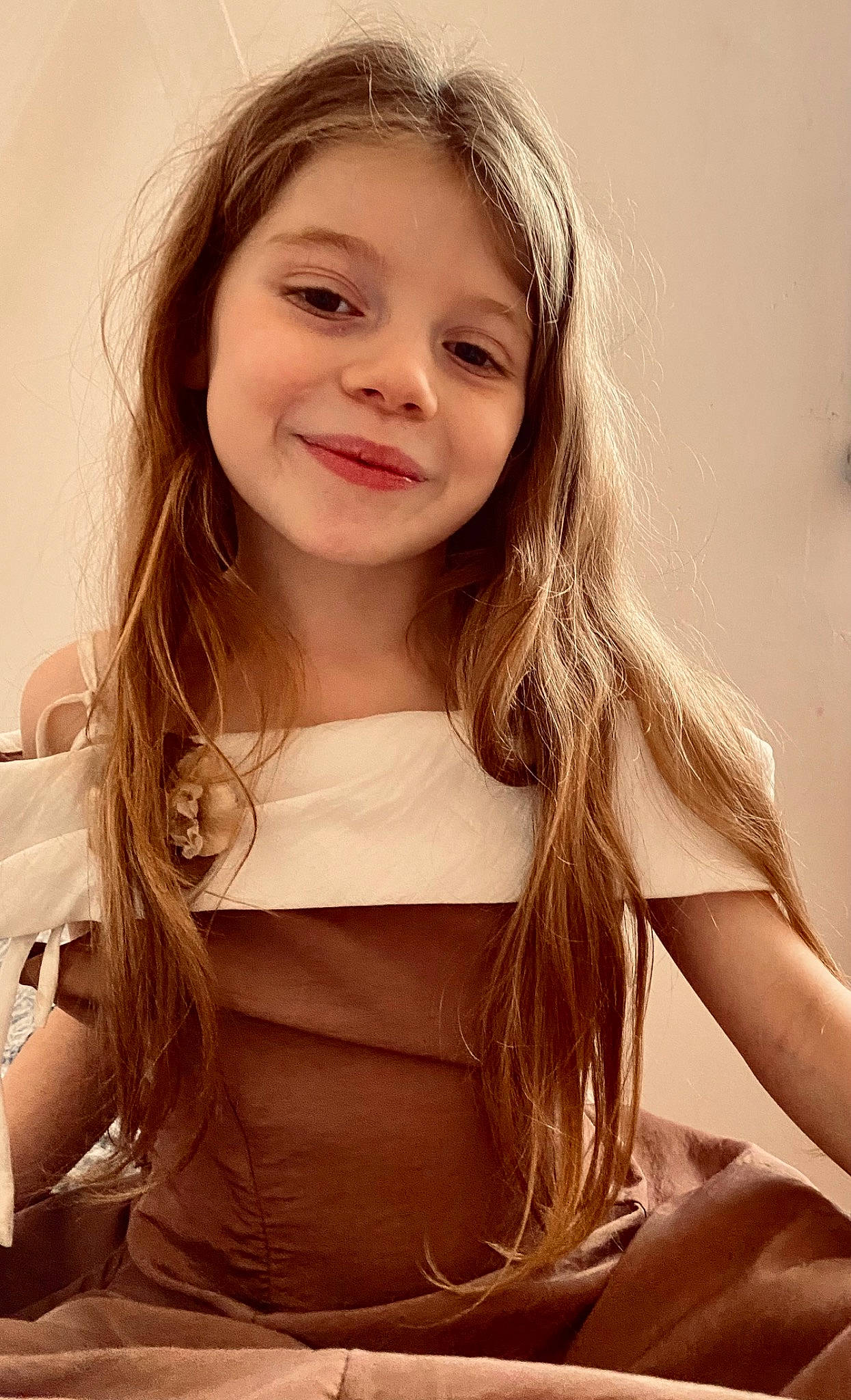 Leana a rejoint le concours — aidez-le/la à gagner de superbes lots ! blond, brown_hair, cheek, chest, eyebrow, eyelash, facial_expression, flash_photography, gesture, happy, human_leg, iris, joy, layered_hair, lip, long_hair, neck, person, shoulder, skin