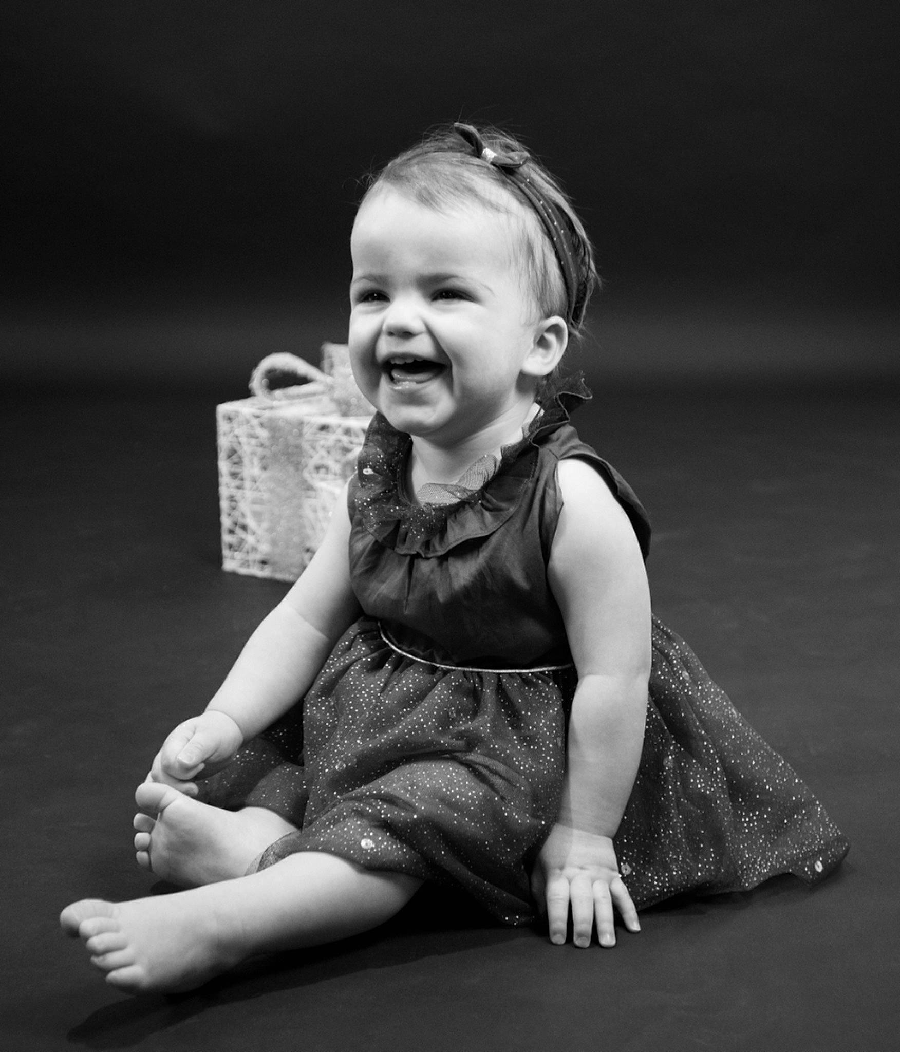 Chiara participe au concours pour gagner de l'argent avec cette photo : arm, baby, baby_toddler_clothing, black, black_and_white, cheek, dress, flash_photography, fun, hand, happy, iris, monochrome, monochrome_photography, person, skin, sleeve, smile, style, toddler