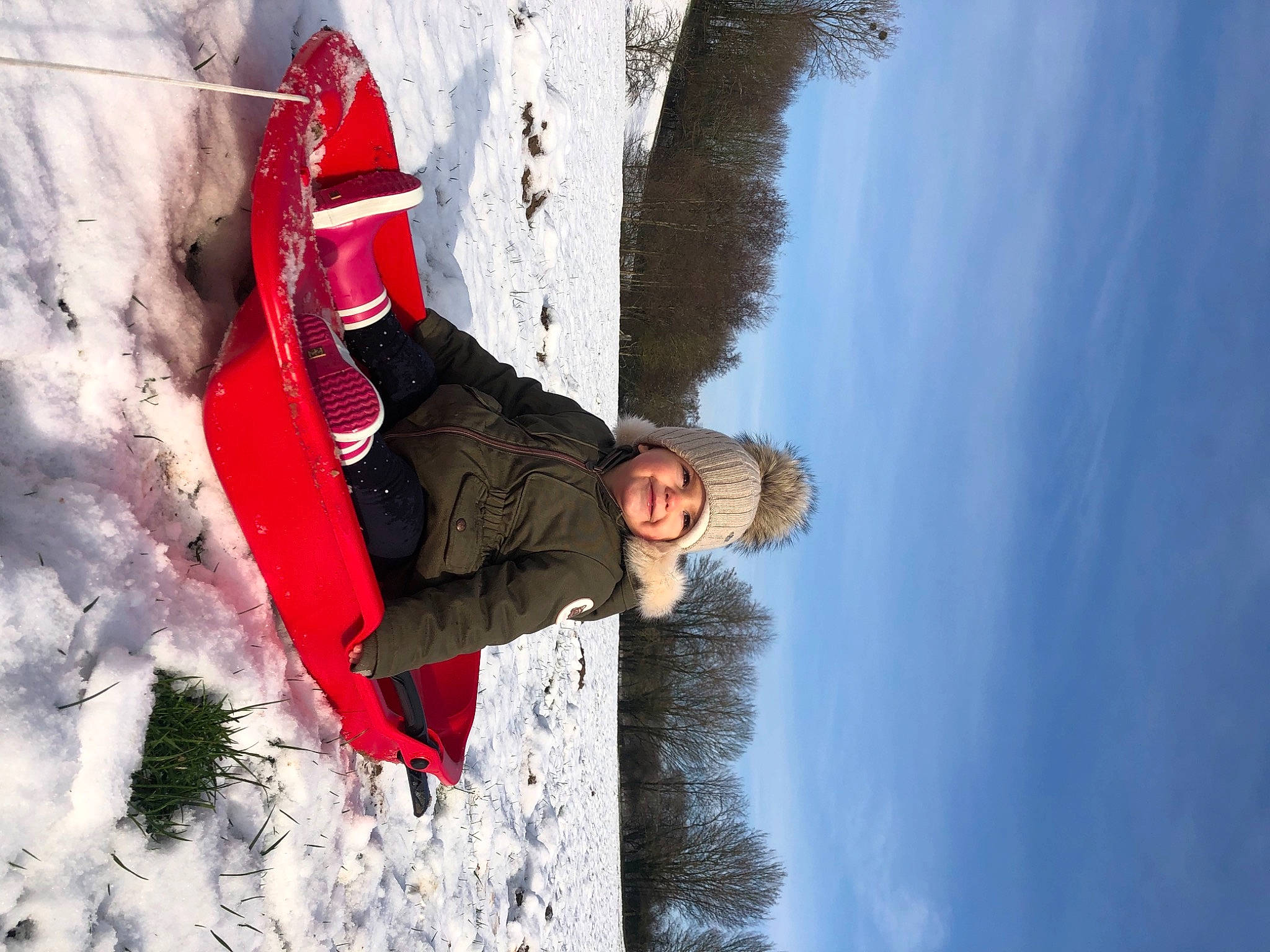 Chiara participe au concours pour gagner de l'argent avec cette photo : adventure, freezing, fun, glacial_landform, glove, happy, headwear, ice_cap, jacket, joy, leisure, mountaineer, outdoor_recreation, people_in_nature, person, plant, recreation, sky, slope, snow