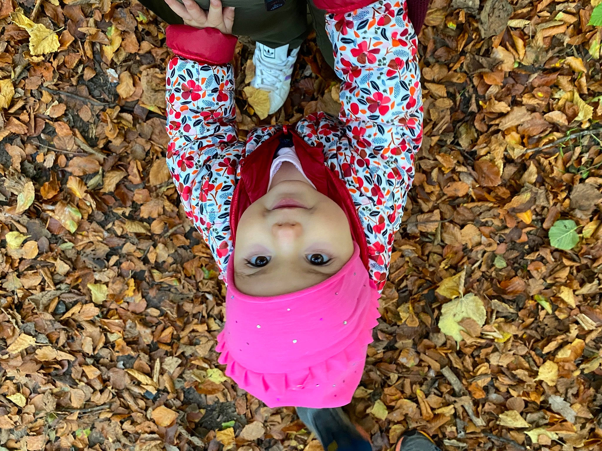 Chiara a rejoint le concours — aidez-le/la à gagner de superbes lots ! arm, clothing, eye, eyewear, face, foot, fun, grass, hand, happy, head, headgear, headwear, human_body, human_leg, people_in_nature, person, road_surface, sunglasses, thigh