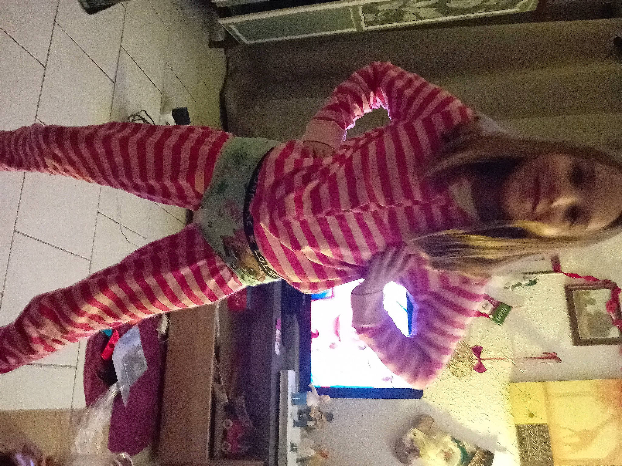 Ambre participe au concours pour gagner de l'argent avec cette photo : carmine, child, cool, event, fun, happy, joy, magenta, pattern, person, pink, purple, room, smile, textile, tree, window