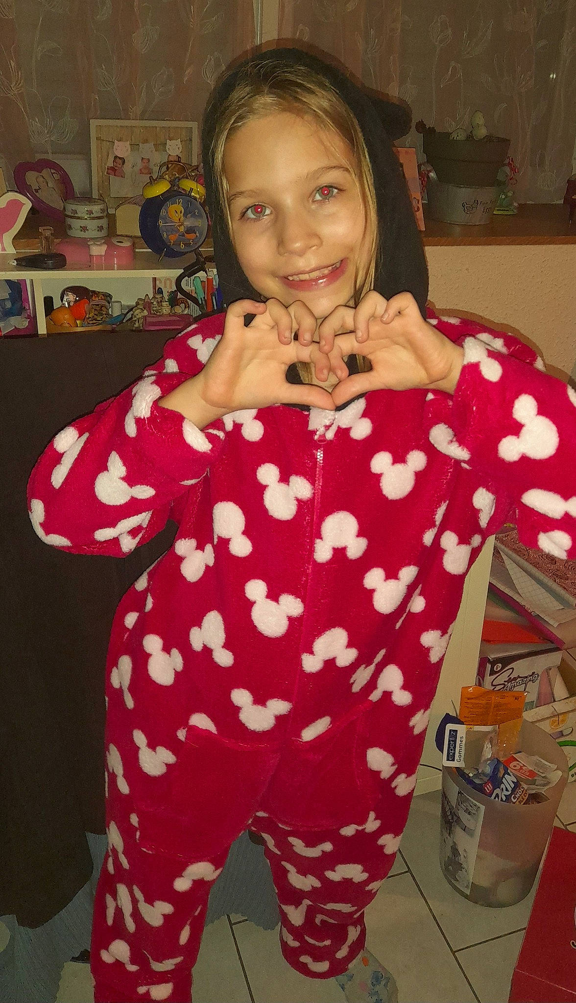 Ambre participe au concours pour gagner de l'argent avec cette photo : baby_toddler_clothing, event, eye, facial_expression, fawn, finger, fun, hairstyle, happy, joy, linens, pajamas, pattern, person, pink, sleeve, smile, stuffed_toy, thigh, thumb