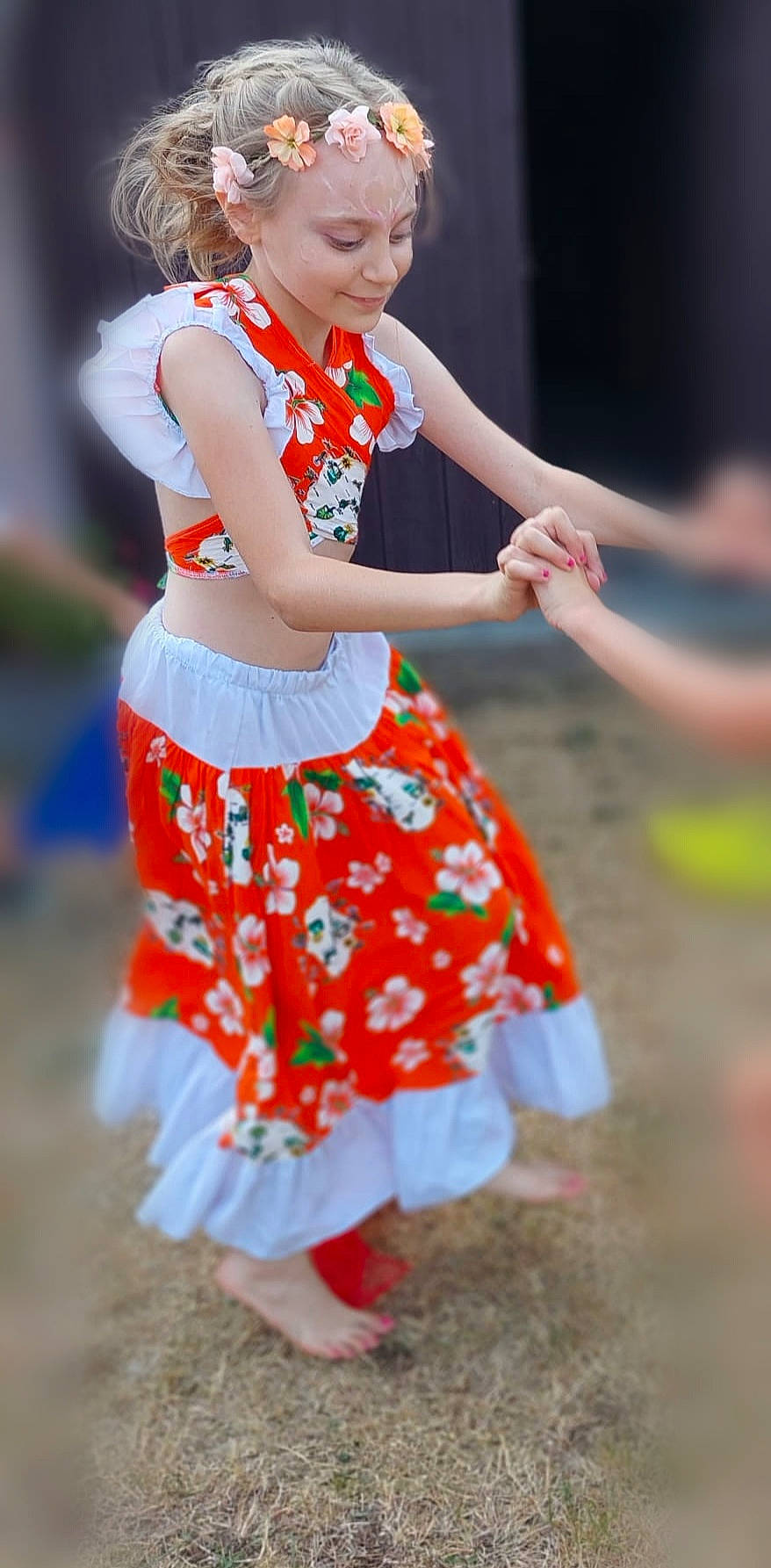 Inaya participe au concours pour gagner de l'argent avec cette photo : abdomen, barefoot, child, dance, entertainment, event, fashion_design, fun, happy, headwear, human_leg, joy, leisure, pattern, people, people_in_nature, performing_arts, person, plant, summer