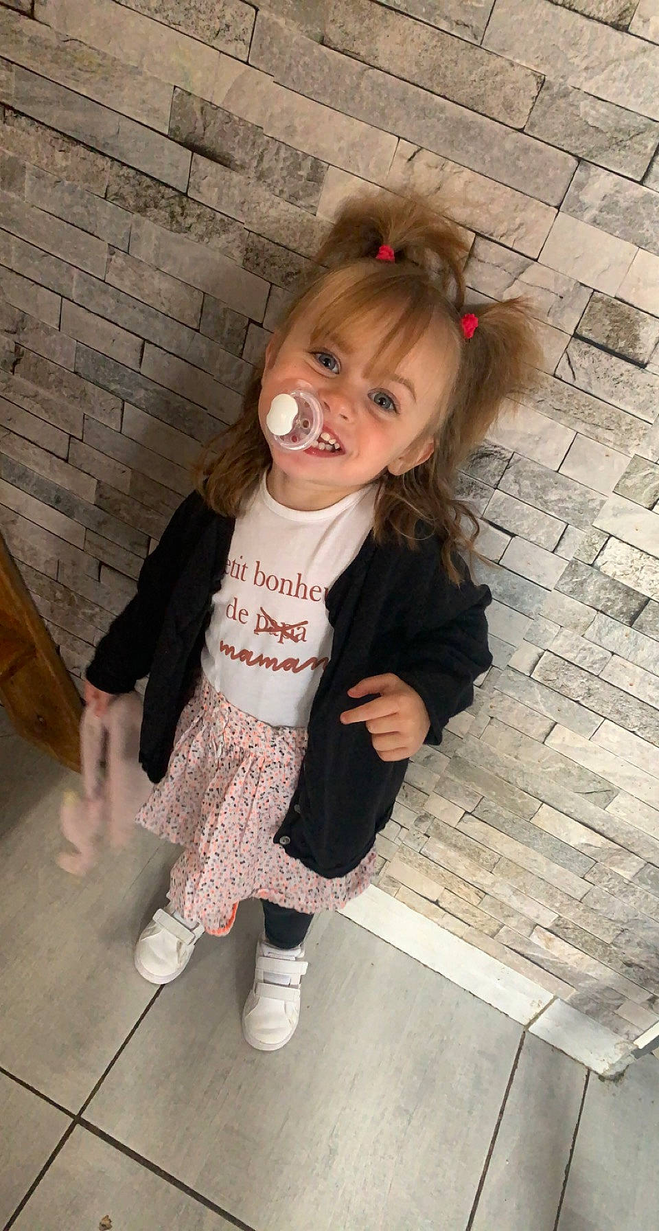 Chelsea participe au concours pour gagner de l'argent avec cette photo : beauty, child, fashion, flash_photography, floor, flooring, fun, happy, joint, joy, knee, leg, organ, outerwear, person, pink, sleeve, sock, standing, street_fashion