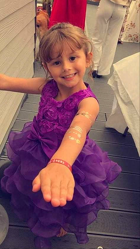 Lola participe au concours pour gagner de l'argent avec cette photo : baby_toddler_clothing, dress, eye, finger, happy, human_body, iris, joint, joy, leg, magenta, person, pink, purple, shoulder, skin, sleeve, smile, standing, thumb