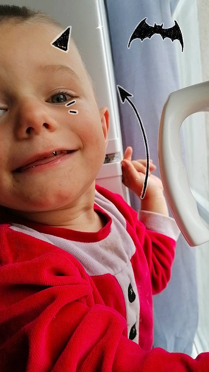 Hugo participe au concours pour gagner de l'argent avec cette photo : baby, cheek, child, chin, ear, eye, eyebrow, face, facial_expression, forehead, head, joy, lip, mouth, nose, person, photography, pink, red, skin