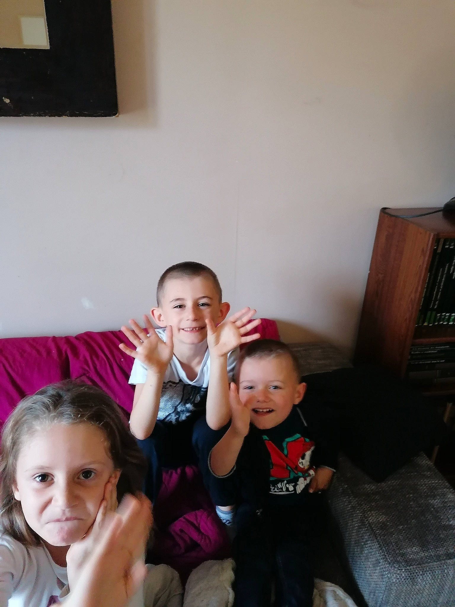 Shanna participe au concours pour gagner de l'argent avec cette photo : baby, child, electronic_device, event, family, fun, happy, joy, people, person, photography, room, sibling, sitting, skin, smile, snapshot, technology, toddler, vacation