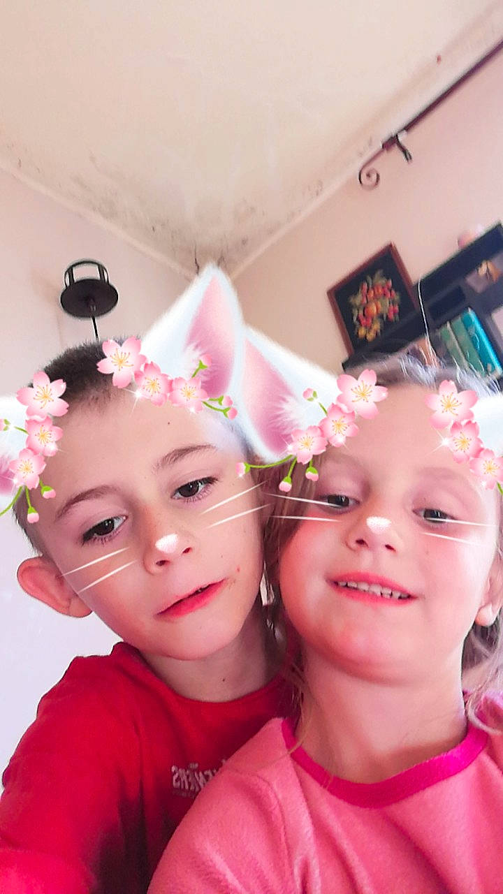 Shanna participe au concours pour gagner de l'argent avec cette photo : baby, cheek, child, ear, face, fun, hair_accessory, happy, head, headgear, joy, person, photography, pink, sibling, skin, smile, toddler