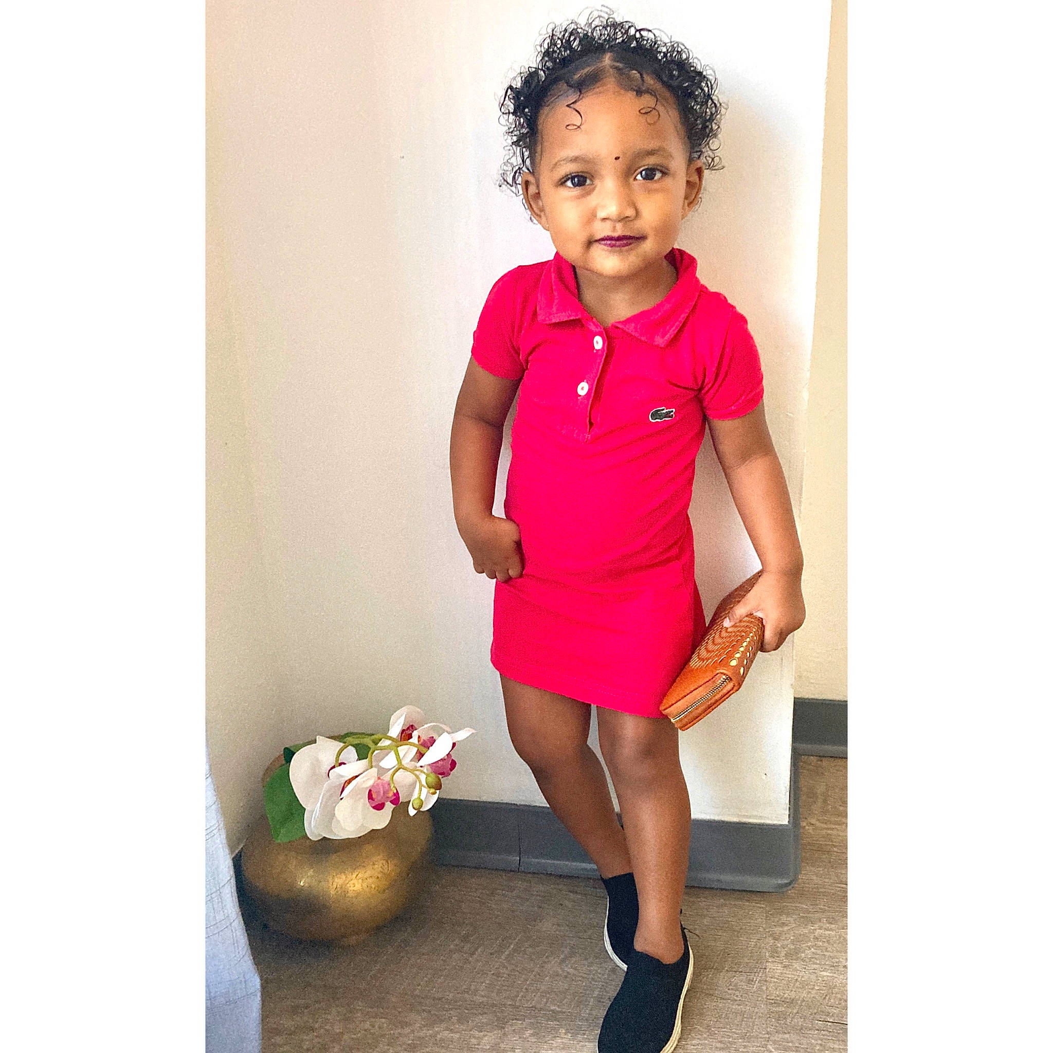 Shana participe au concours pour gagner de l'argent avec cette photo : baby_toddler_clothing, child, child_model, clothing, dress, fashion, footwear, knee, magenta, neck, pattern, person, pink, polo_shirt, shoe, shorts, sleeve, sportswear, t_shirt, toddler