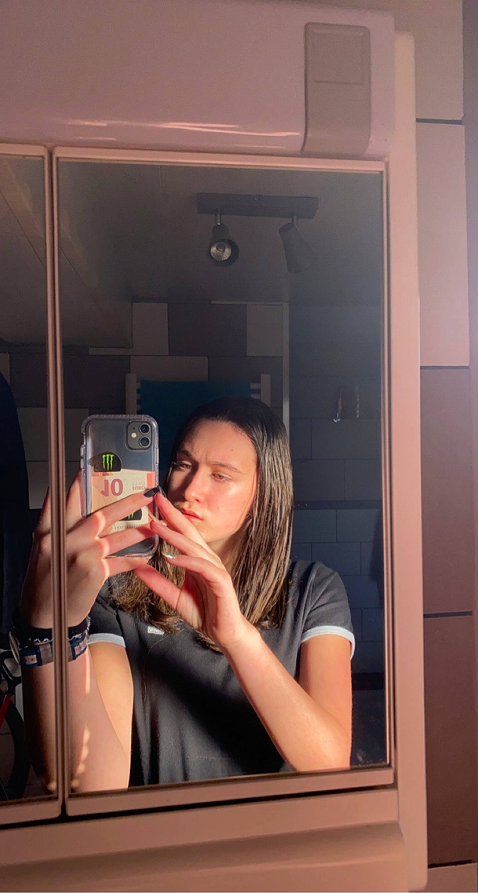 Lucie a rejoint le concours — aidez-le/la à gagner de superbes lots ! cameras_optics, communication_device, drinking, elbow, fixture, gadget, home_door, mirror, mobile_device, mobile_phone, nail, person, photography, portable_communications_device, reflection, selfie, smartphone, snapshot, telephony, wrist